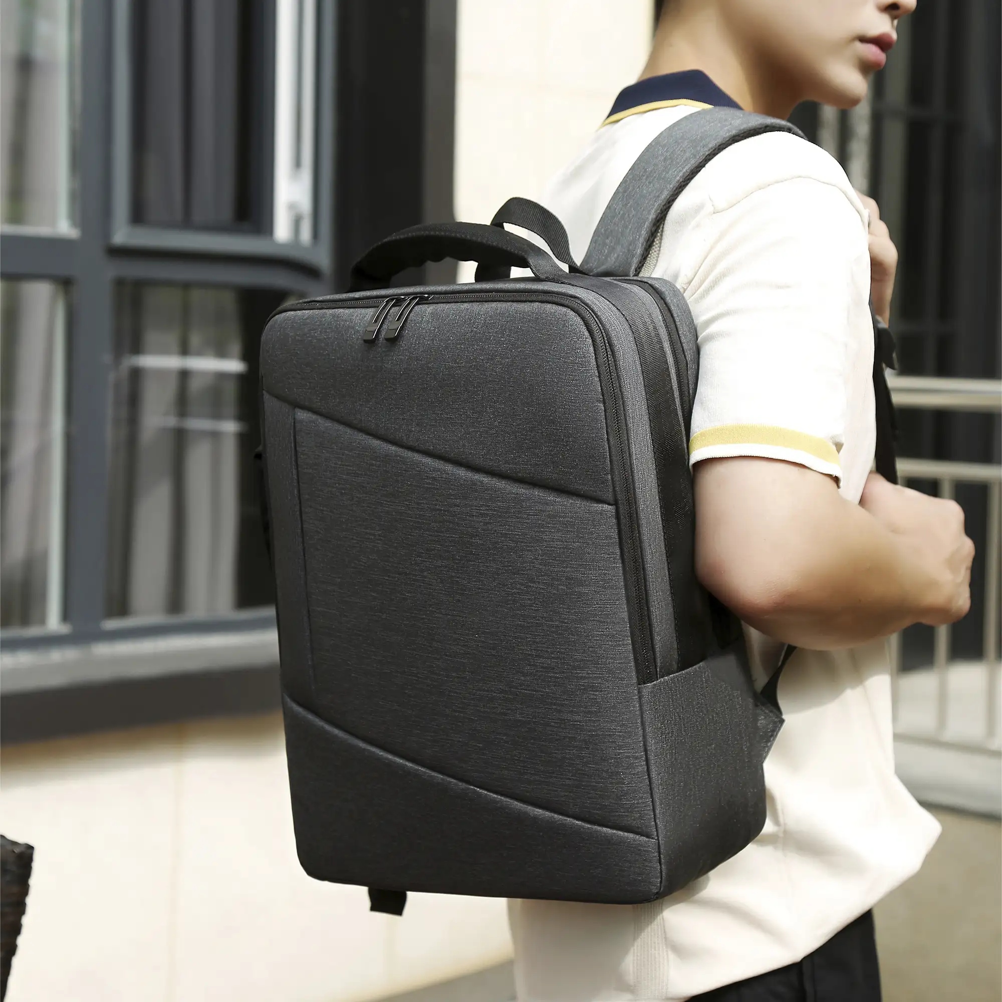 Mochila para Laptop con interfaz de carga USB.