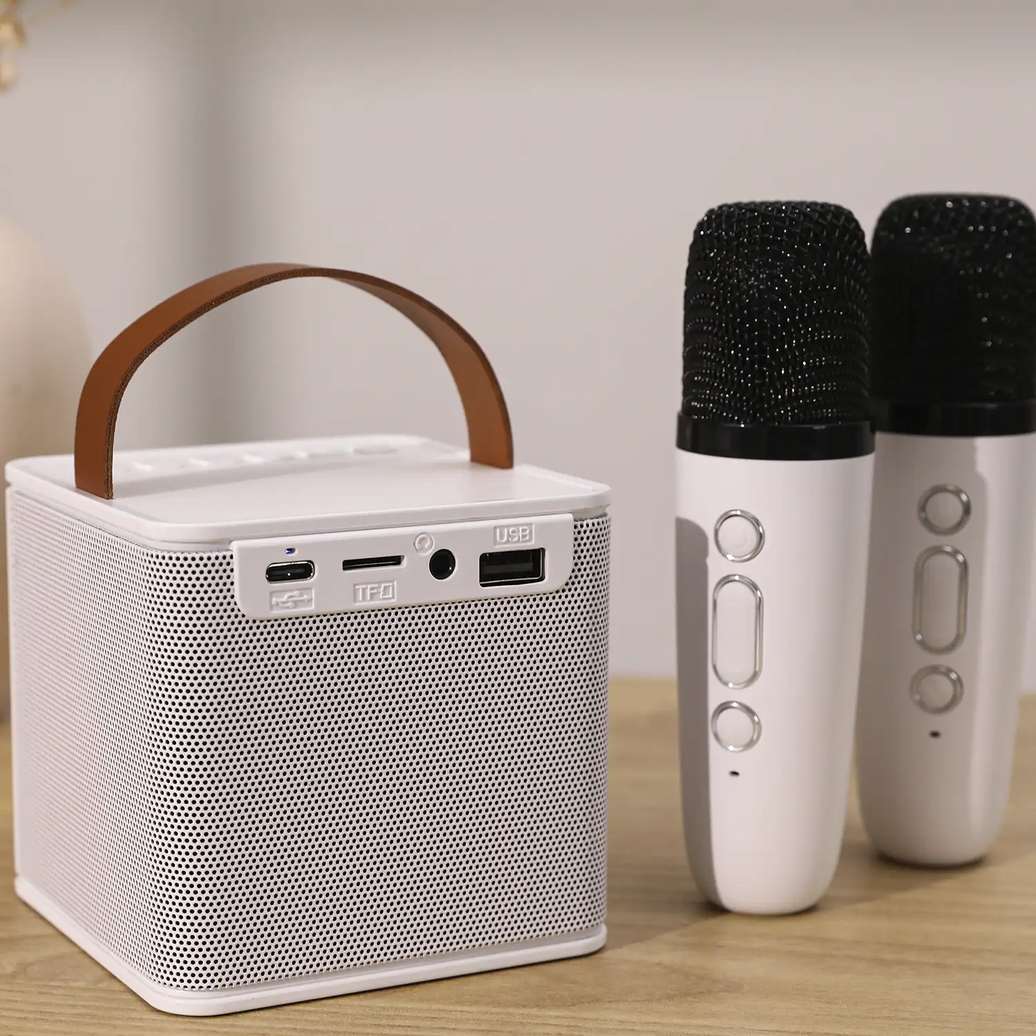 Kit de Karaoke Bluetooth con altavoz y 2 micrófonos. 10W, batería incorporada.