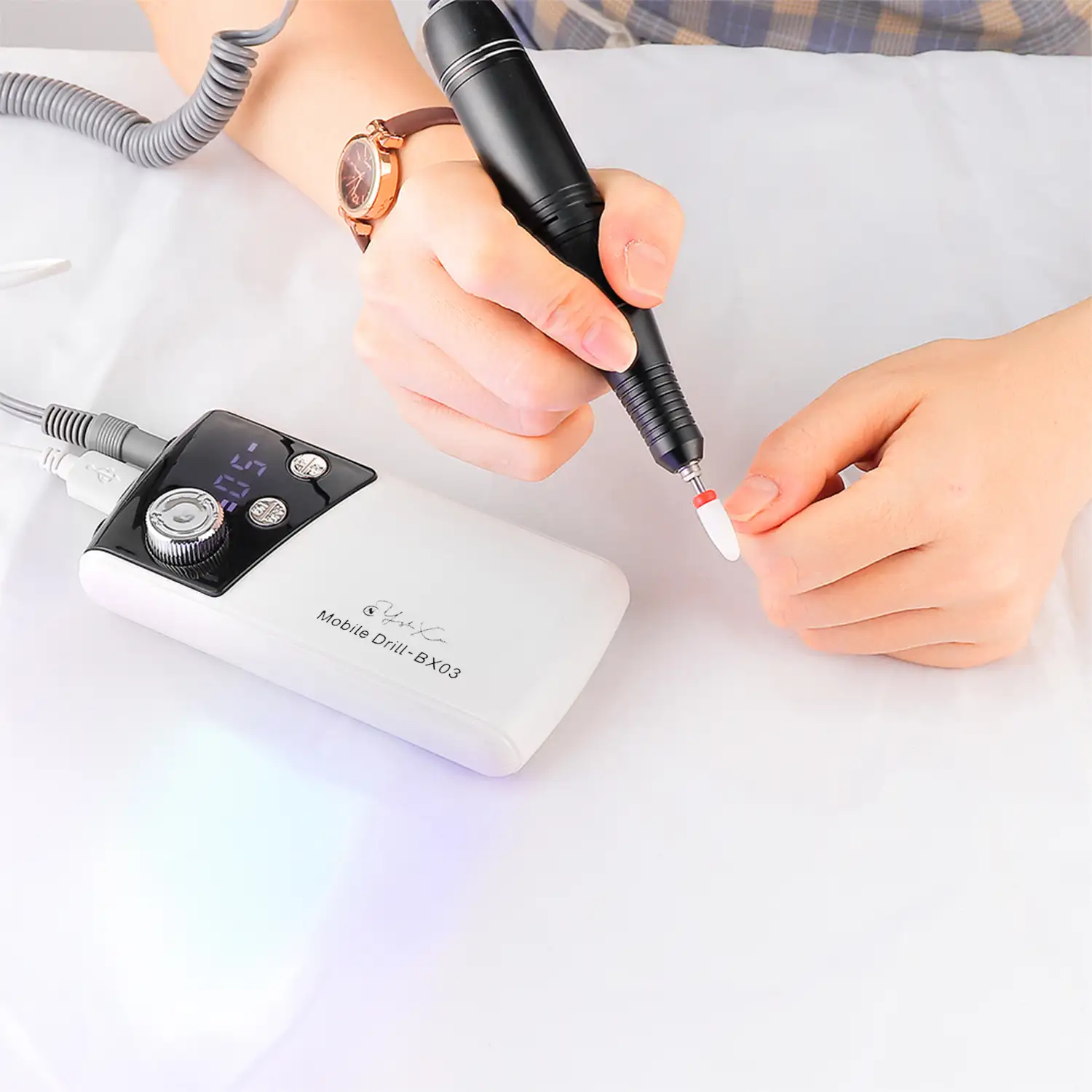Pulidora de uñas con batería recargable de 2000mAh, hasta 35.000rpm. Velocidad regulable. Incluye 1 cabezal de pulido.