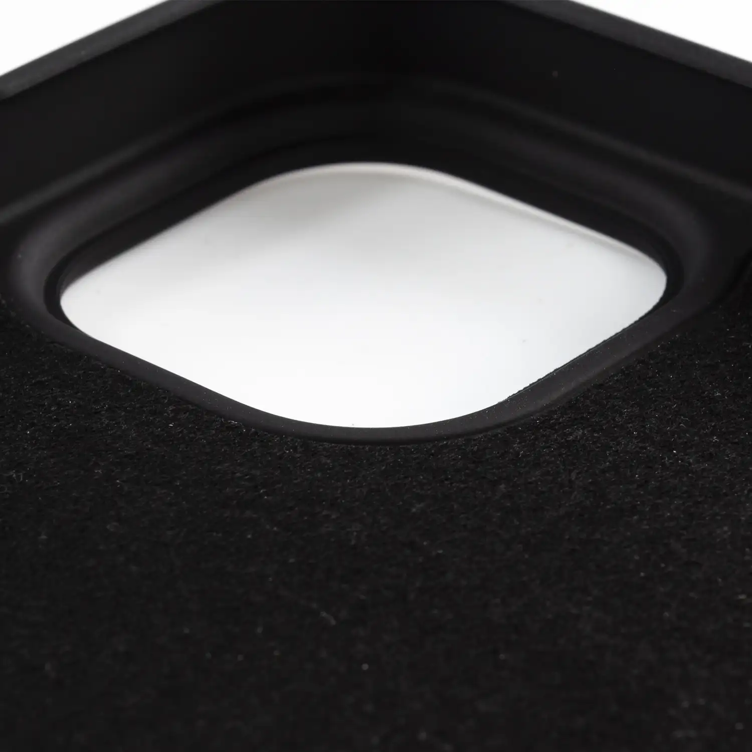 Carcasa de silicona Essential para iPhone 13 Mini. Interior aterciopelado suave.