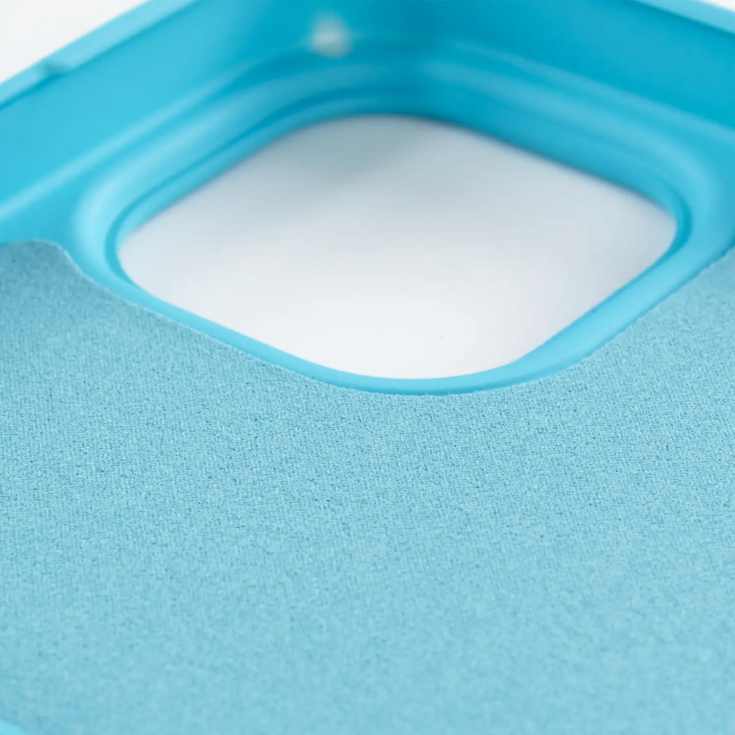 Carcasa de silicona Essential para iPhone 14 Plus. Interior aterciopelado suave.
