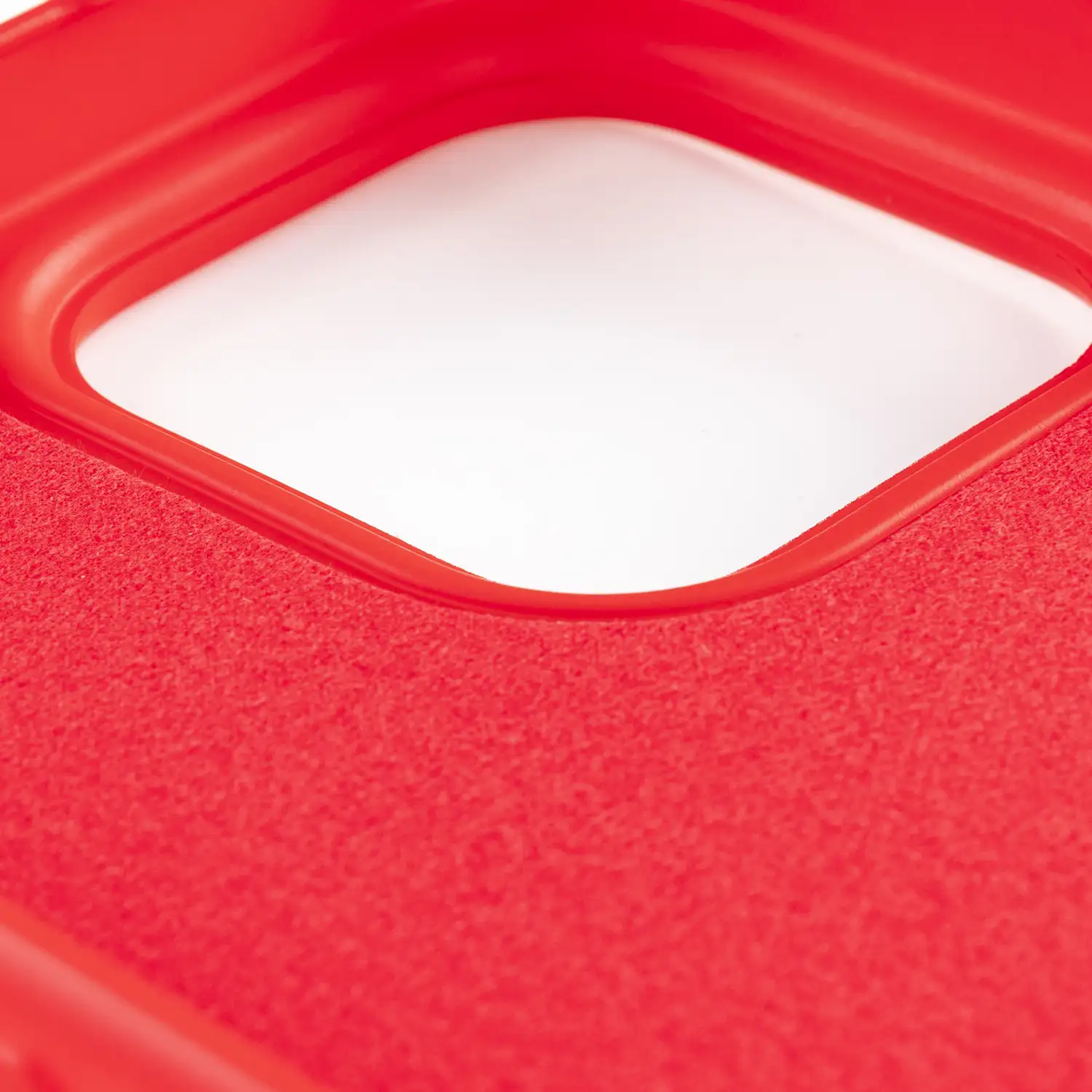 Carcasa de silicona Essential para iPhone 14 Plus. Interior aterciopelado suave.