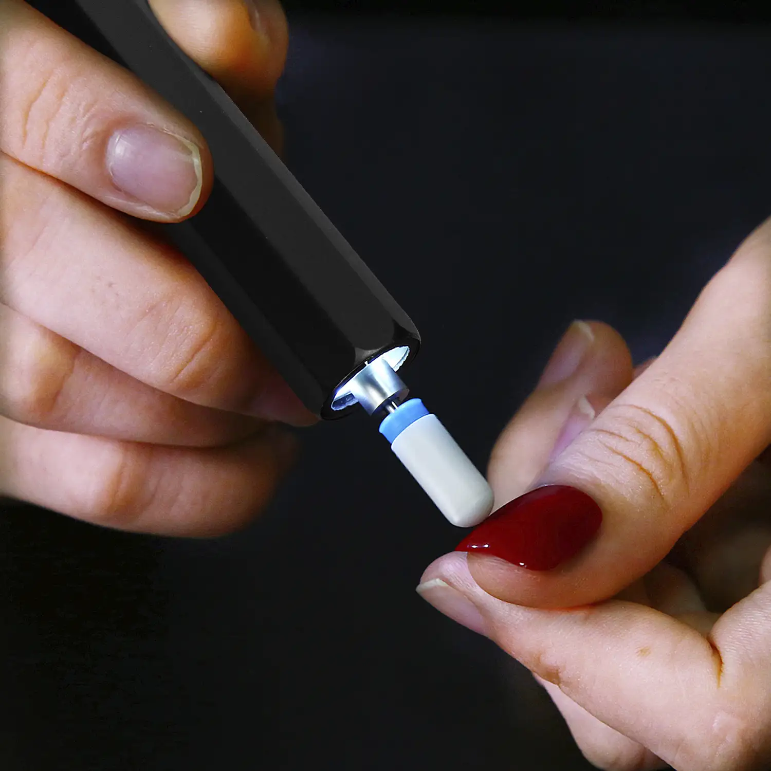 Mini lápiz pulidor de uñas. Cuerpo metálico, luz LED, selector de dirección de giro. Batería recargable.