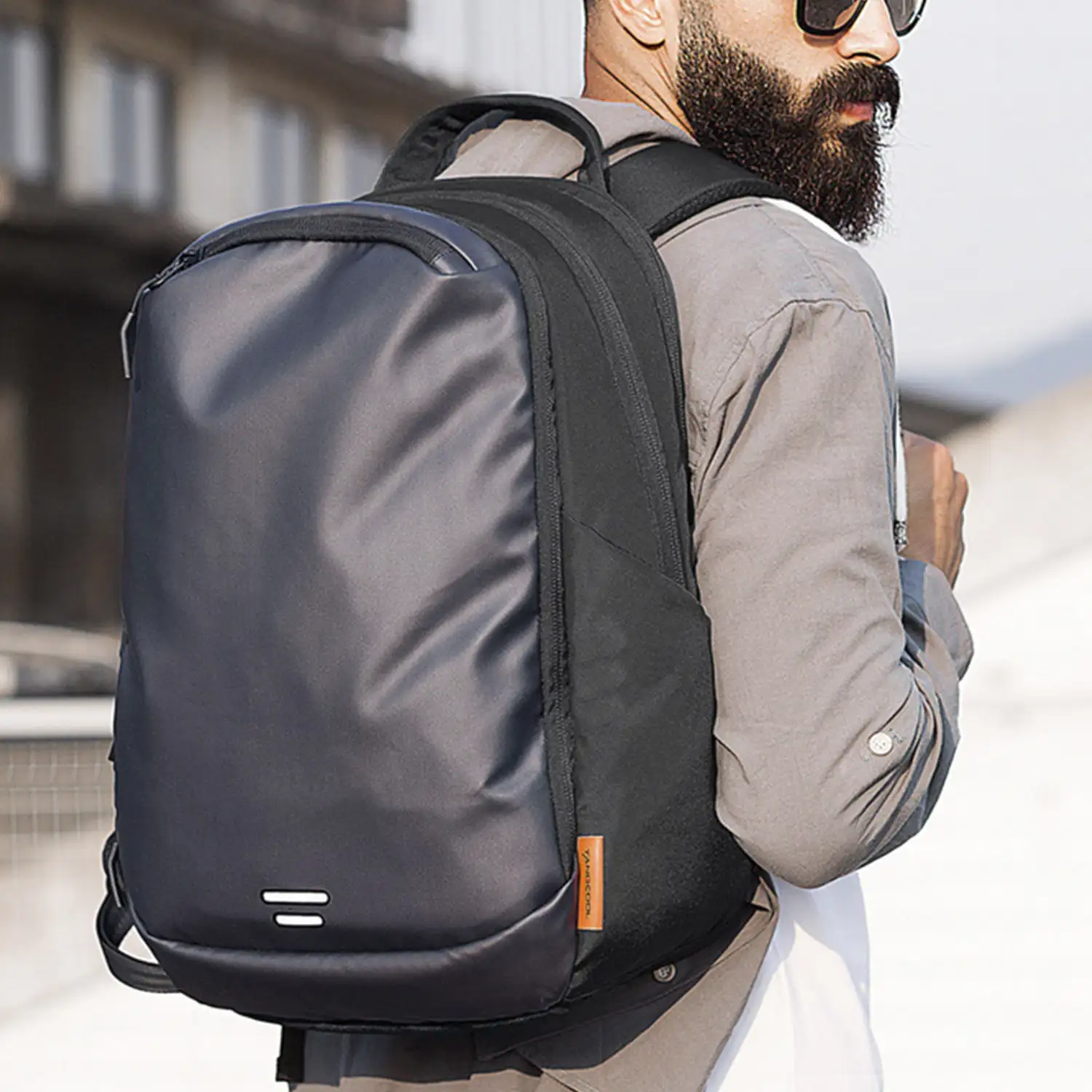 Mochila triple compartimento con capa impermeable, bolsillo porta Laptop 15,6 y para tablet. Transpirable. 30L.