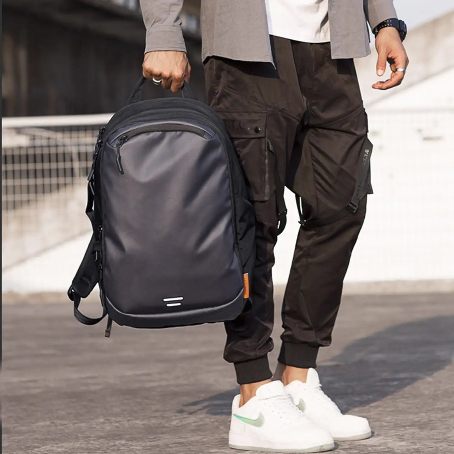 Mochila triple compartimento con capa impermeable, bolsillo porta Laptop 15,6 y para tablet. Transpirable. 30L.
