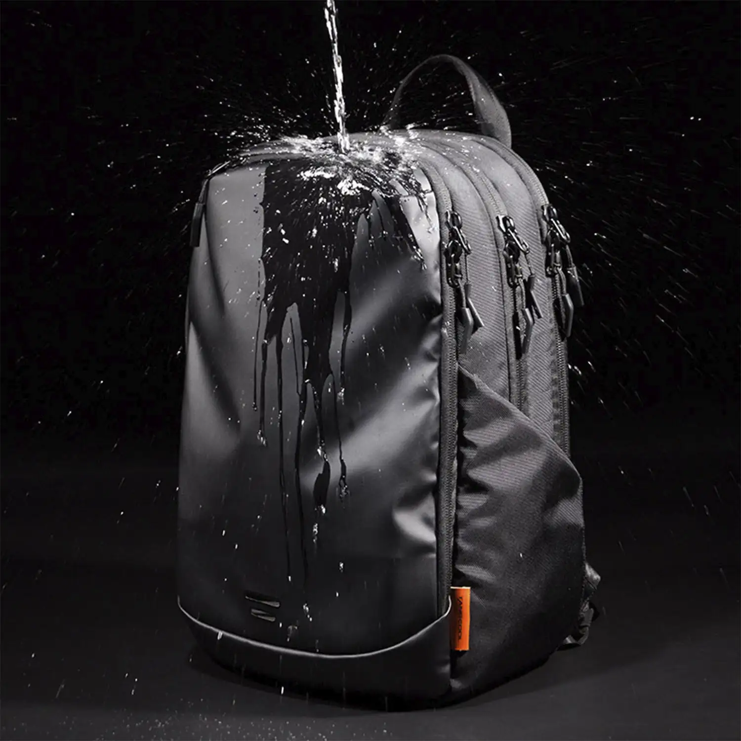 Mochila triple compartimento con capa impermeable, bolsillo porta Laptop 15,6 y para tablet. Transpirable. 30L.