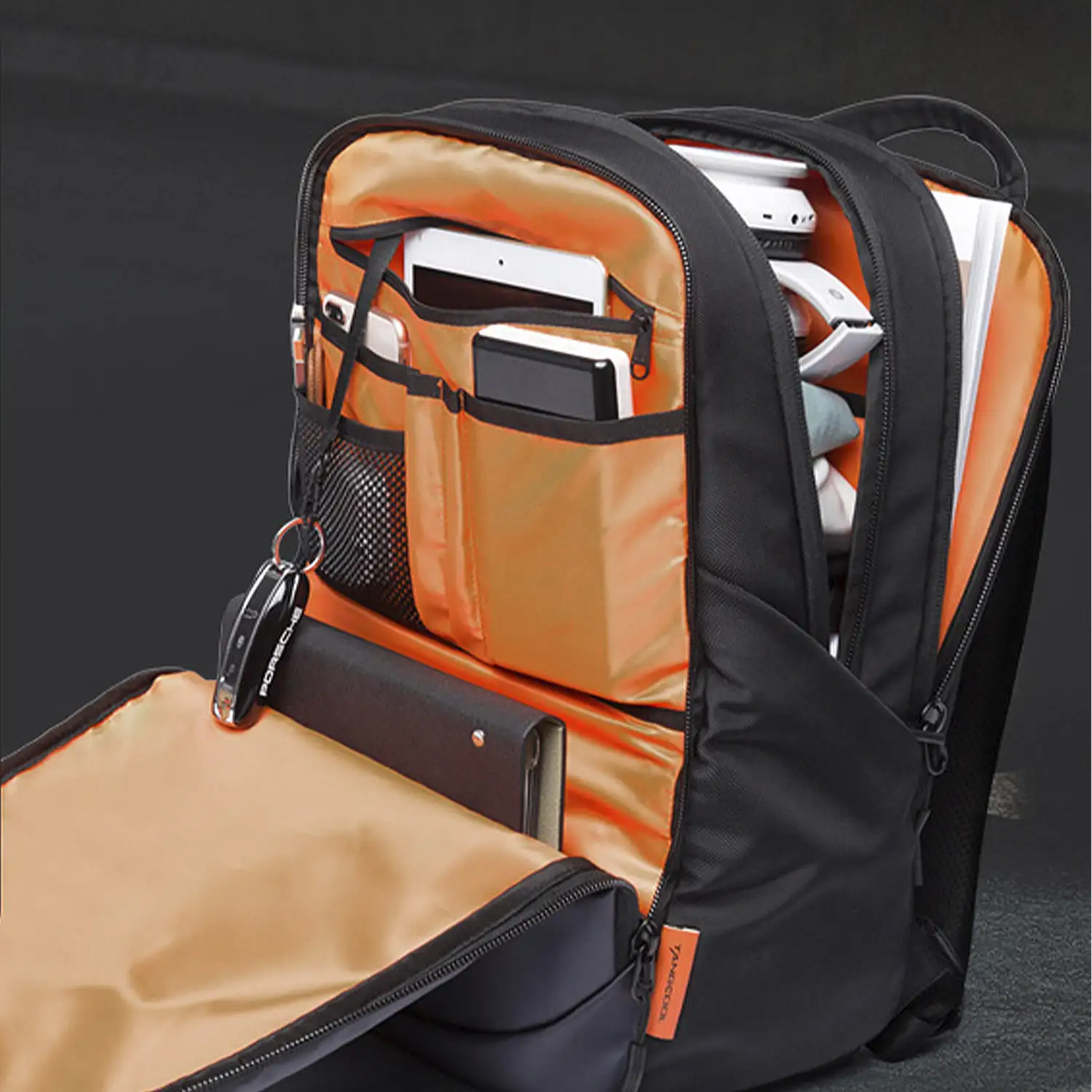 Mochila triple compartimento con capa impermeable, bolsillo porta Laptop 15,6 y para tablet. Transpirable. 30L.