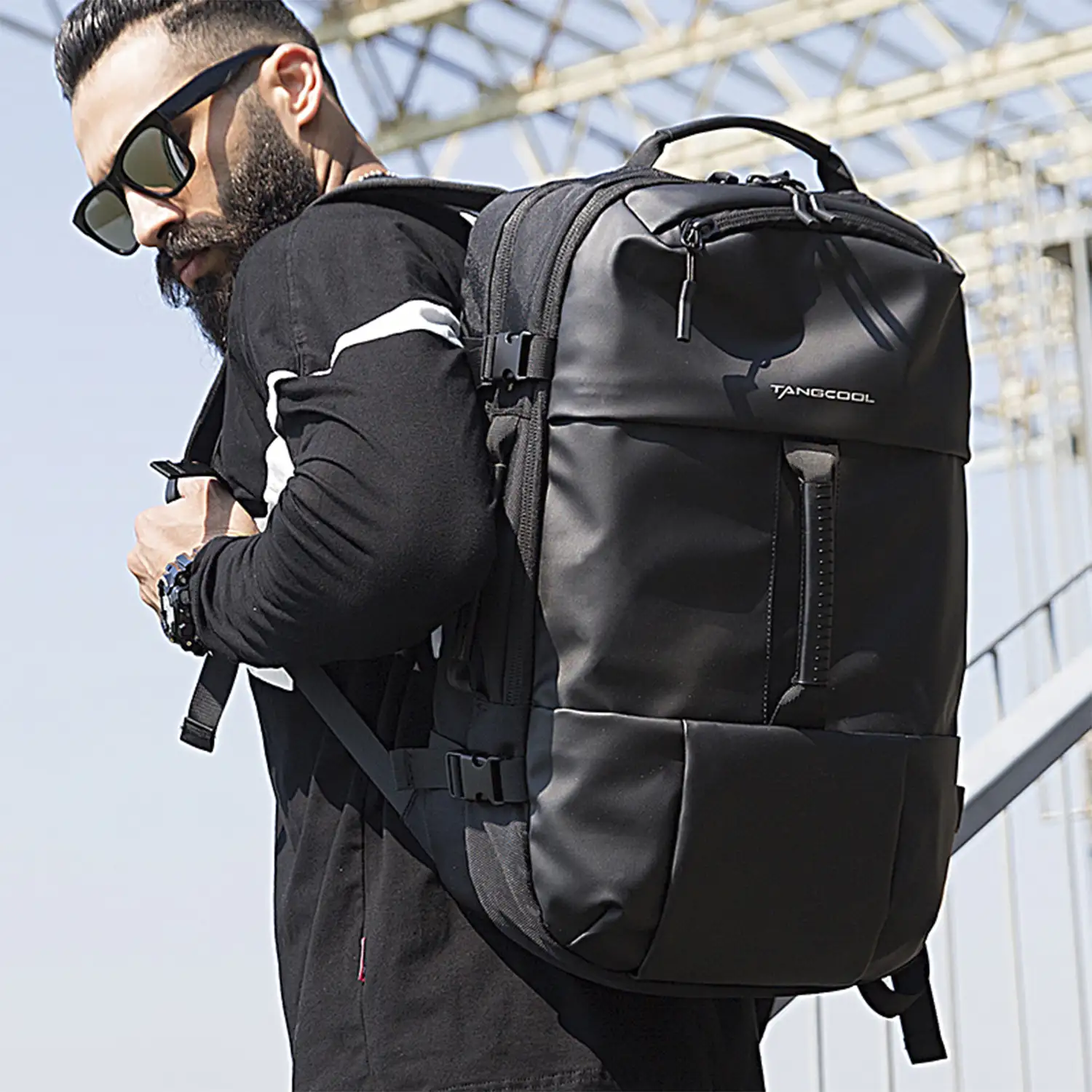 Mochila multi compartimento con capa impermeable. Toma exterior USB. Adaptable a Trolley.