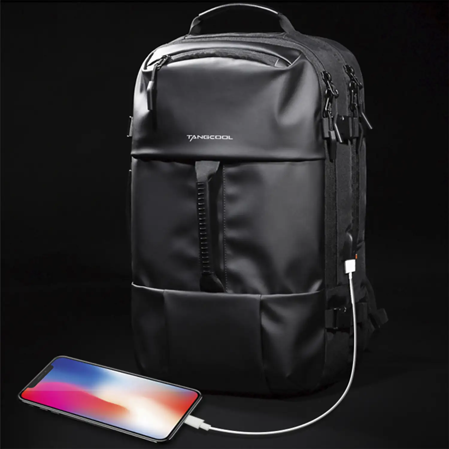 Mochila multi compartimento con capa impermeable. Toma exterior USB. Adaptable a Trolley.