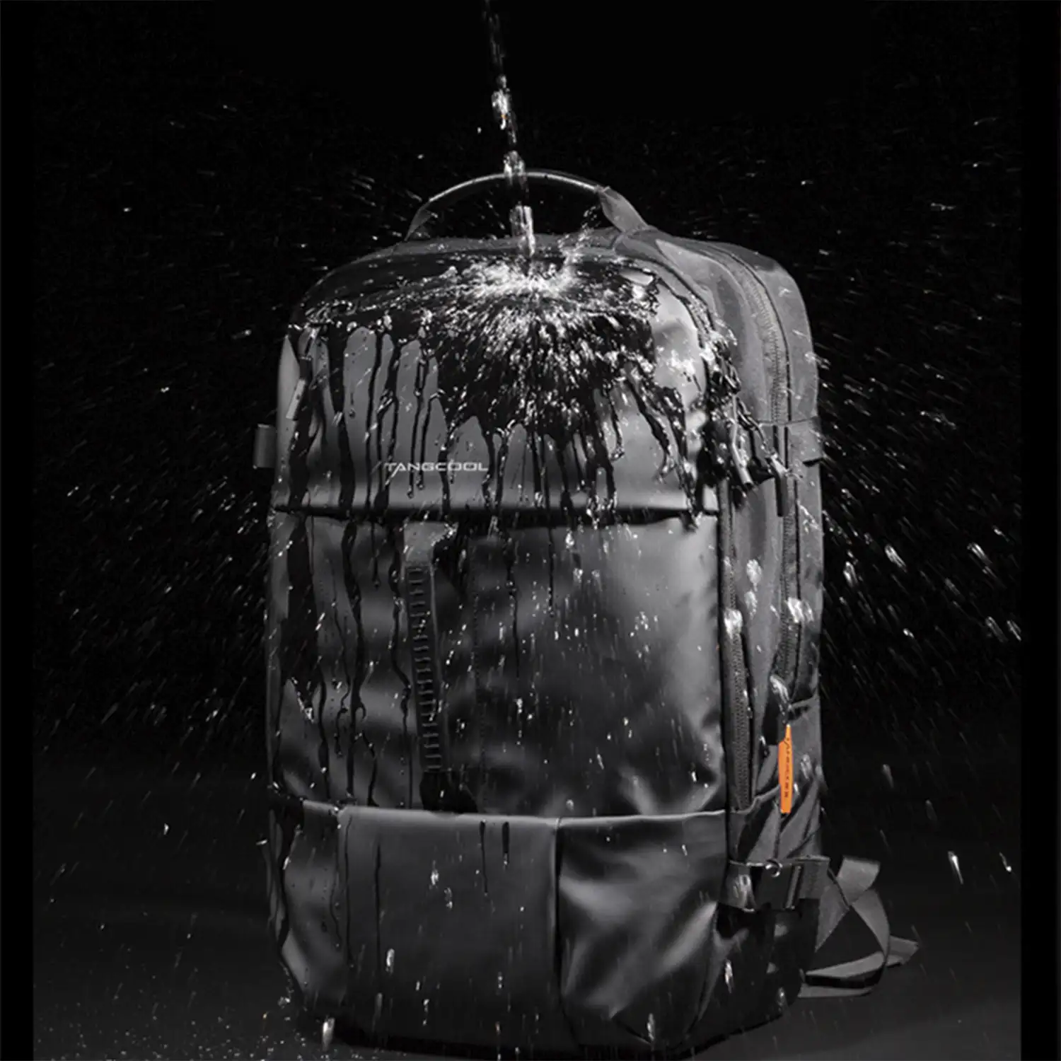 Mochila multi compartimento con capa impermeable. Toma exterior USB. Adaptable a Trolley.