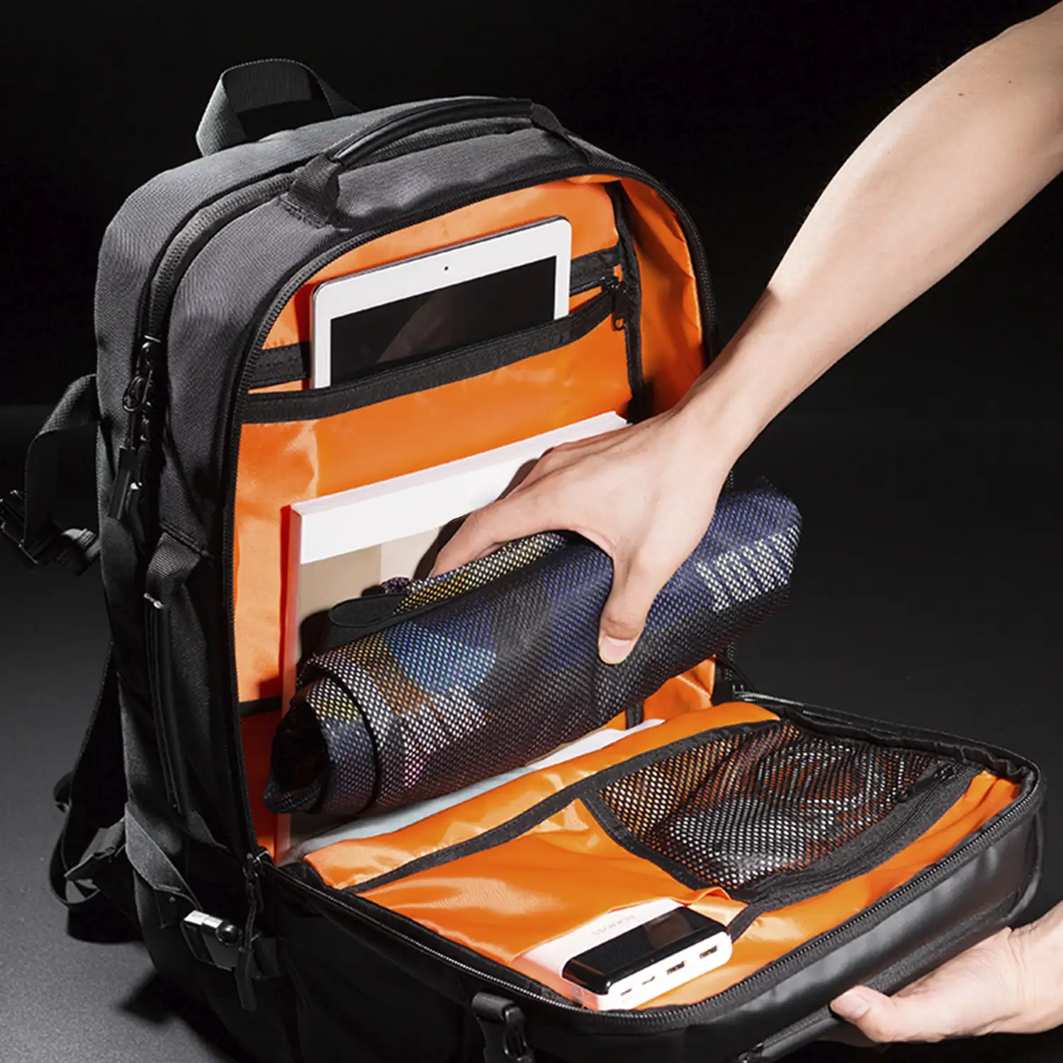 Mochila multi compartimento con capa impermeable. Toma exterior USB. Adaptable a Trolley.