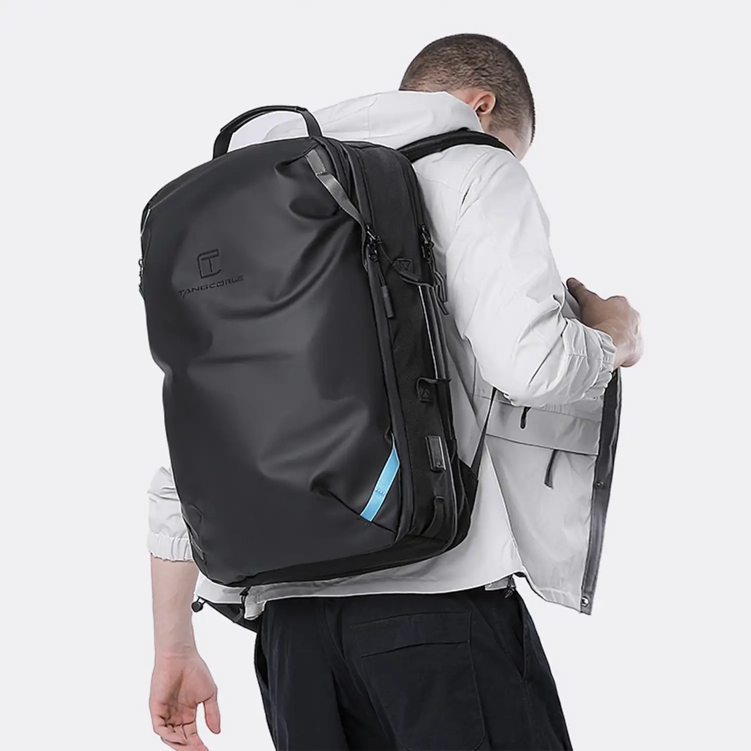 Mochila expandible 30L/45L multi compartimento con capa impermeable. Toma exterior USB. Laptop 17