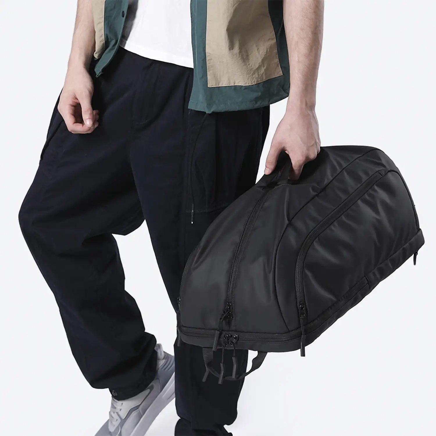Mochila multi compartimento con capa impermeable. Uso tipo bolsa. Laptop 17