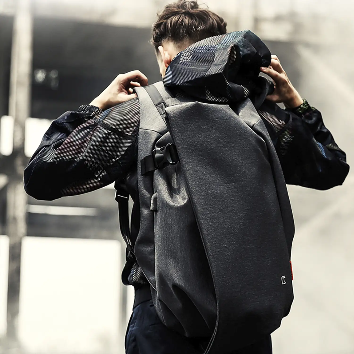 Mochila multi compartimento con capa impermeable. Toma USB externa. Laptop 15,6