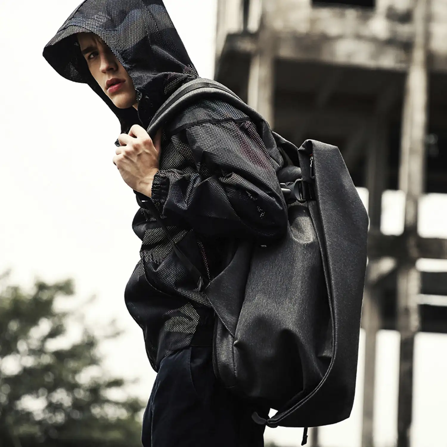 Mochila multi compartimento con capa impermeable. Toma USB externa. Laptop 15,6