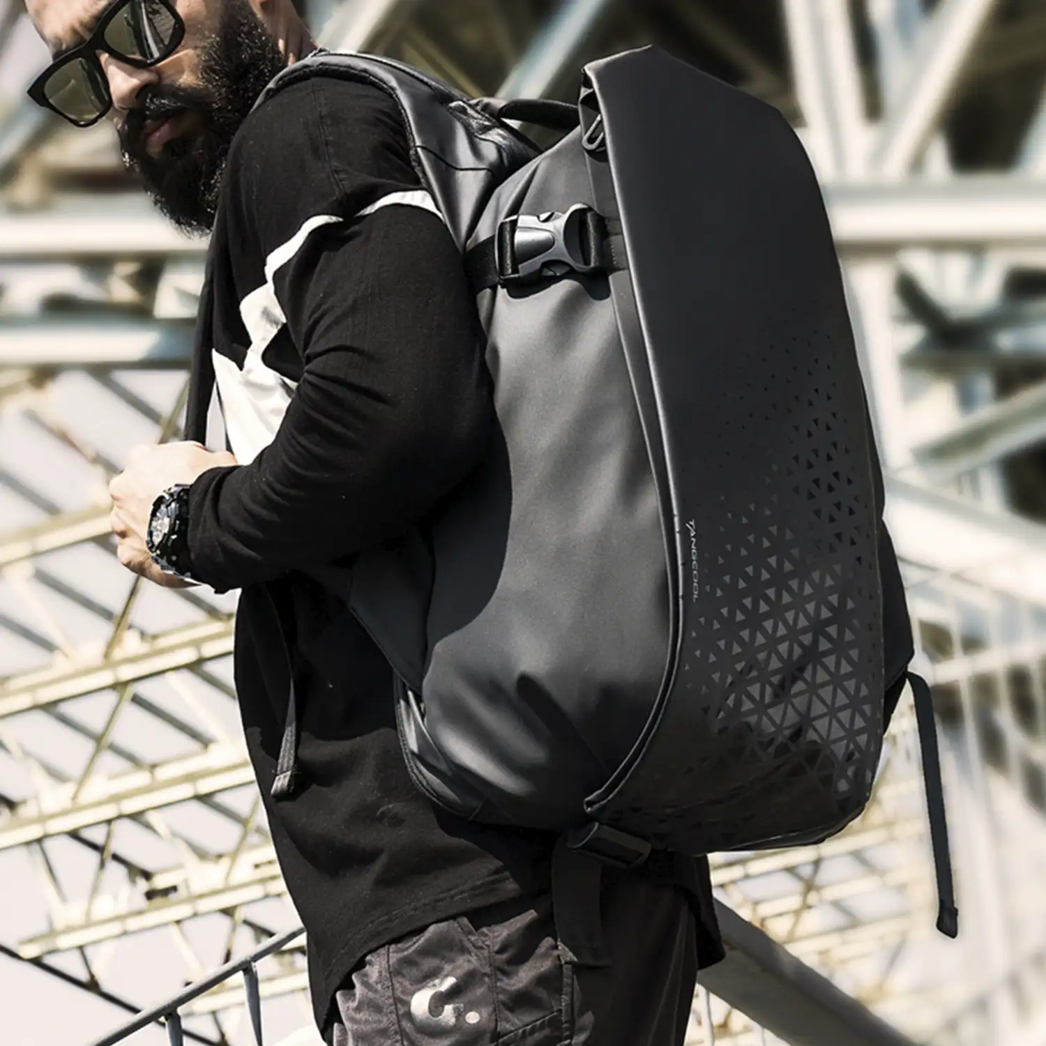 Mochila multi compartimento con capa impermeable. Toma USB externa. Laptop 17