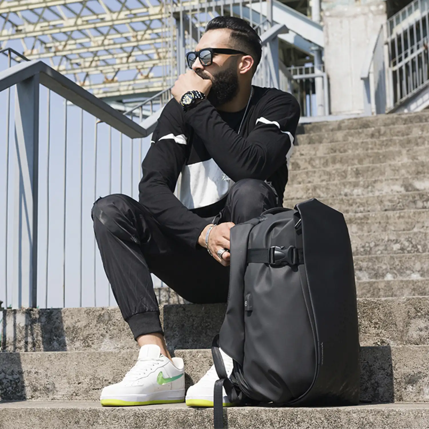 Mochila multi compartimento con capa impermeable. Toma USB externa. Laptop 17