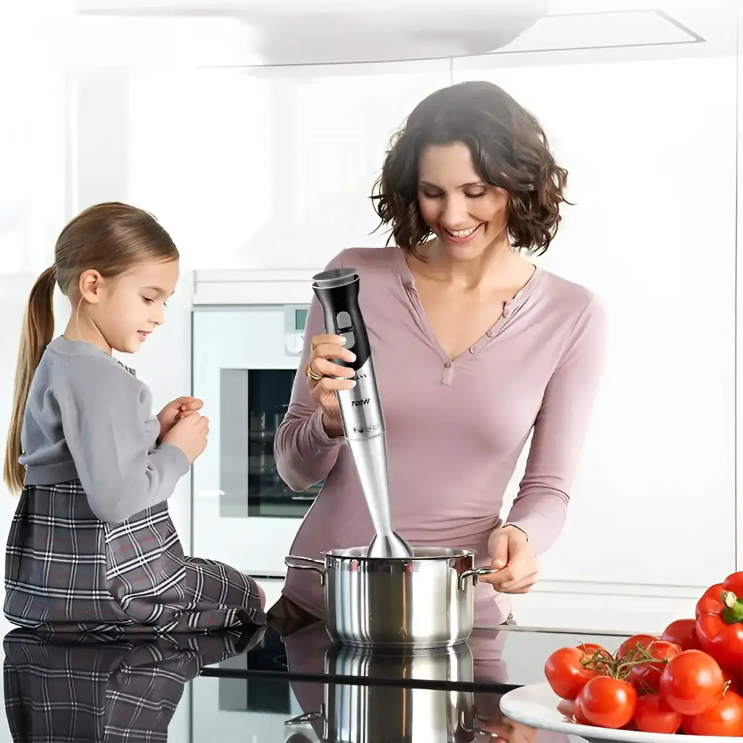 Batidora de mano de 700W con dos velocidades, diseño ergonómico, cuerpo y brazo de acero inoxidable. Brazo apto para lava vajillas.
