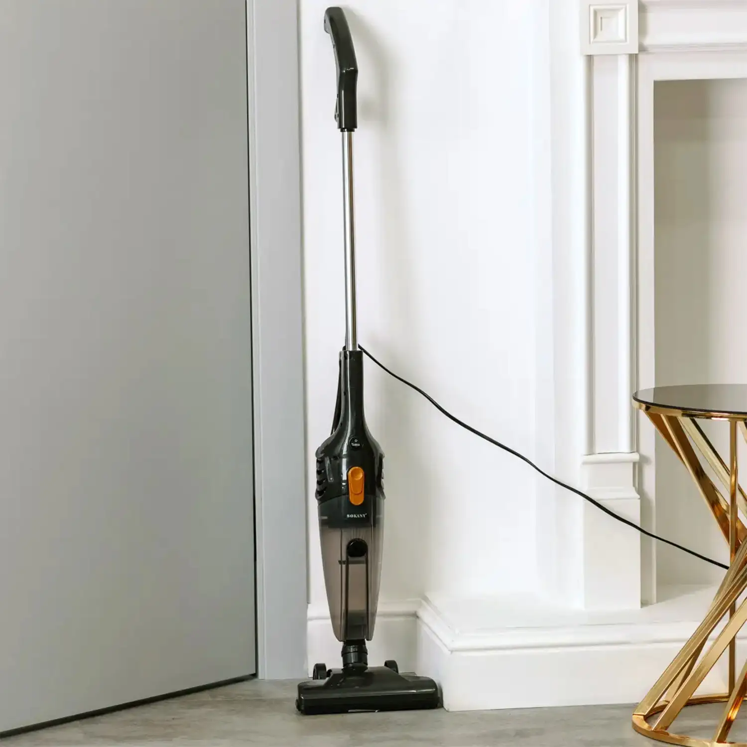 Aspiradora con cable de 5M y 1000W de potencia. Filtro HEPA lavable y reutilizable.