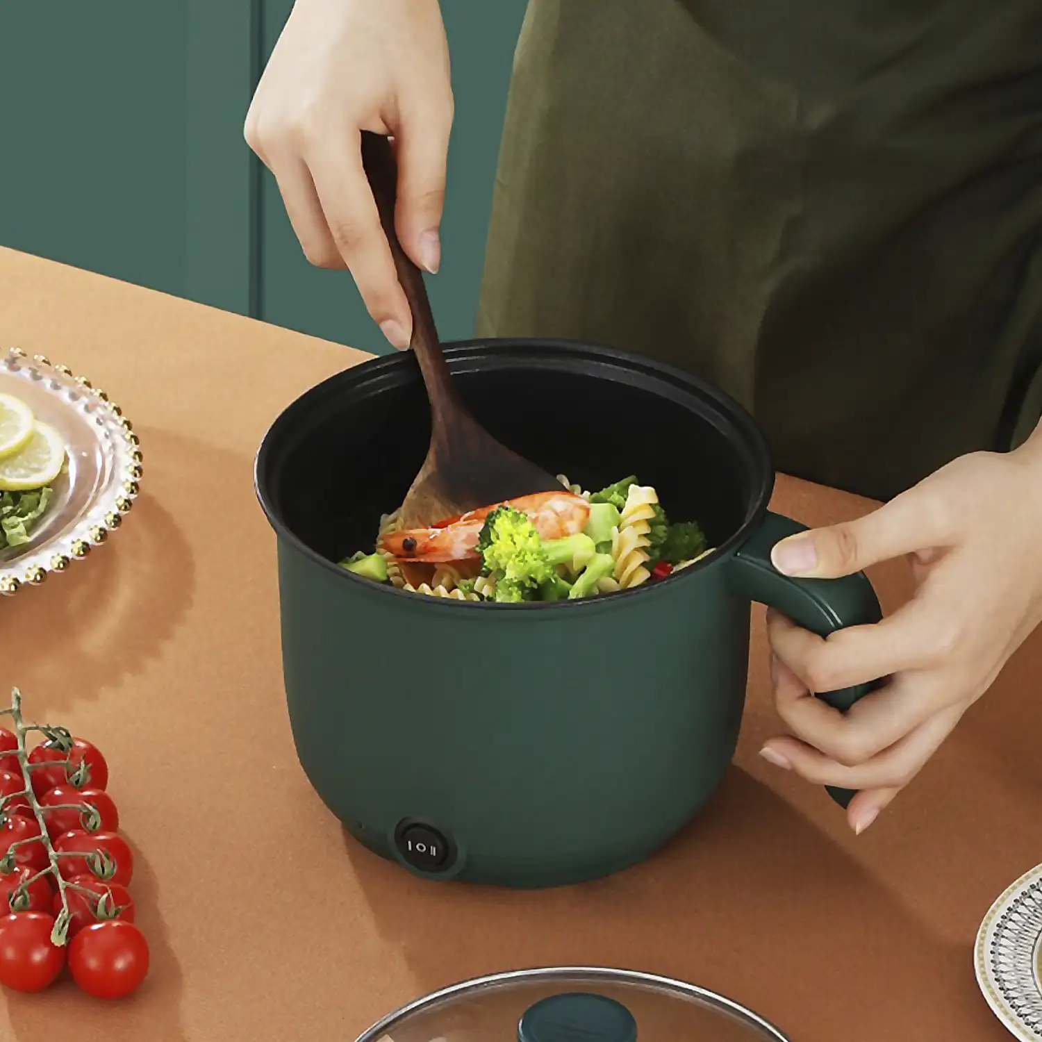 Olla multifunción eléctrica: arrocera, vaporera, pota. Aislamiento térmico exterior, control temperatura, fondo antiquemado. Libre BPA, grado alimentario.