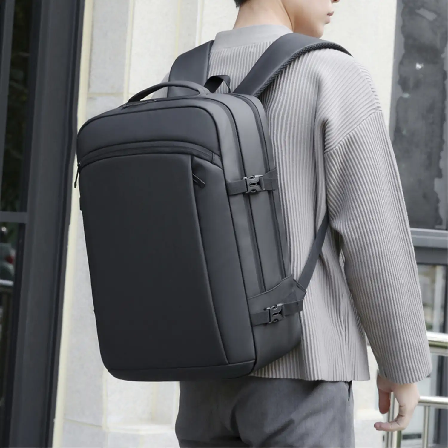 Mochila de viaje con gran resistencia y conexión usb. Impermeable, acolchada y ventilada. Asa para trolley