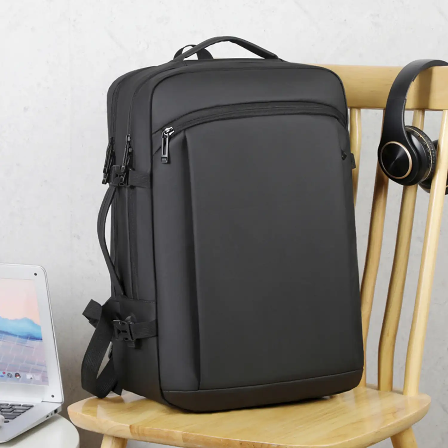 Mochila de viaje con gran resistencia y conexión usb. Impermeable, acolchada y ventilada. Asa para trolley