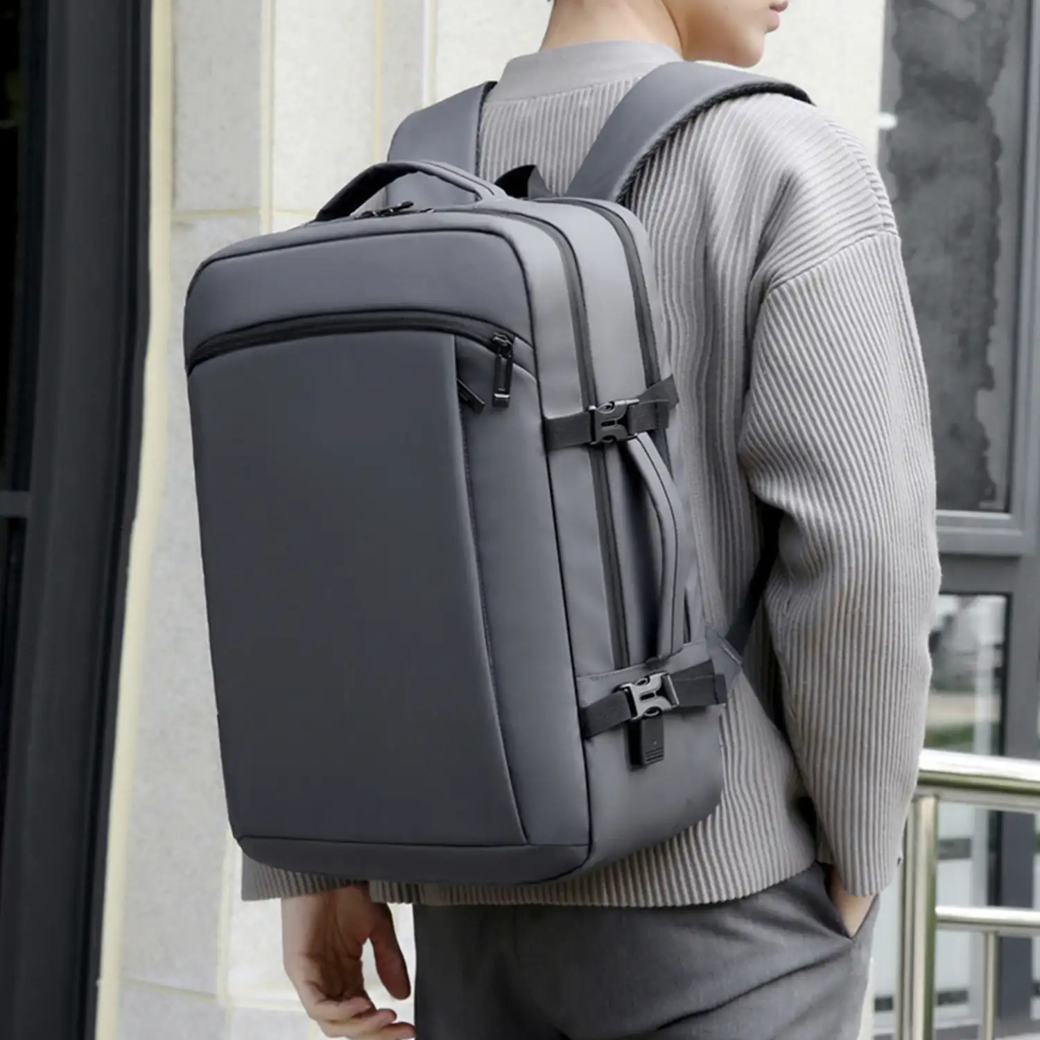 Mochila de viaje con gran resistencia y conexión usb. Impermeable, acolchada y ventilada. Asa para trolley