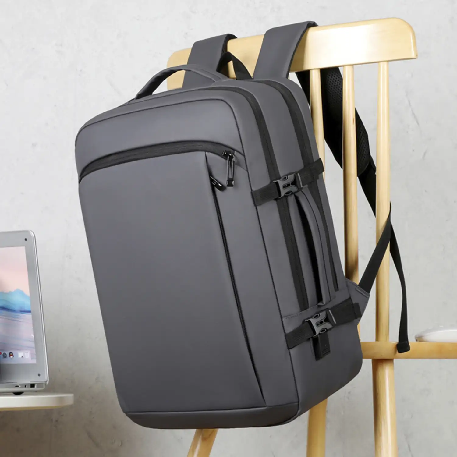 Mochila de viaje con gran resistencia y conexión usb. Impermeable, acolchada y ventilada. Asa para trolley