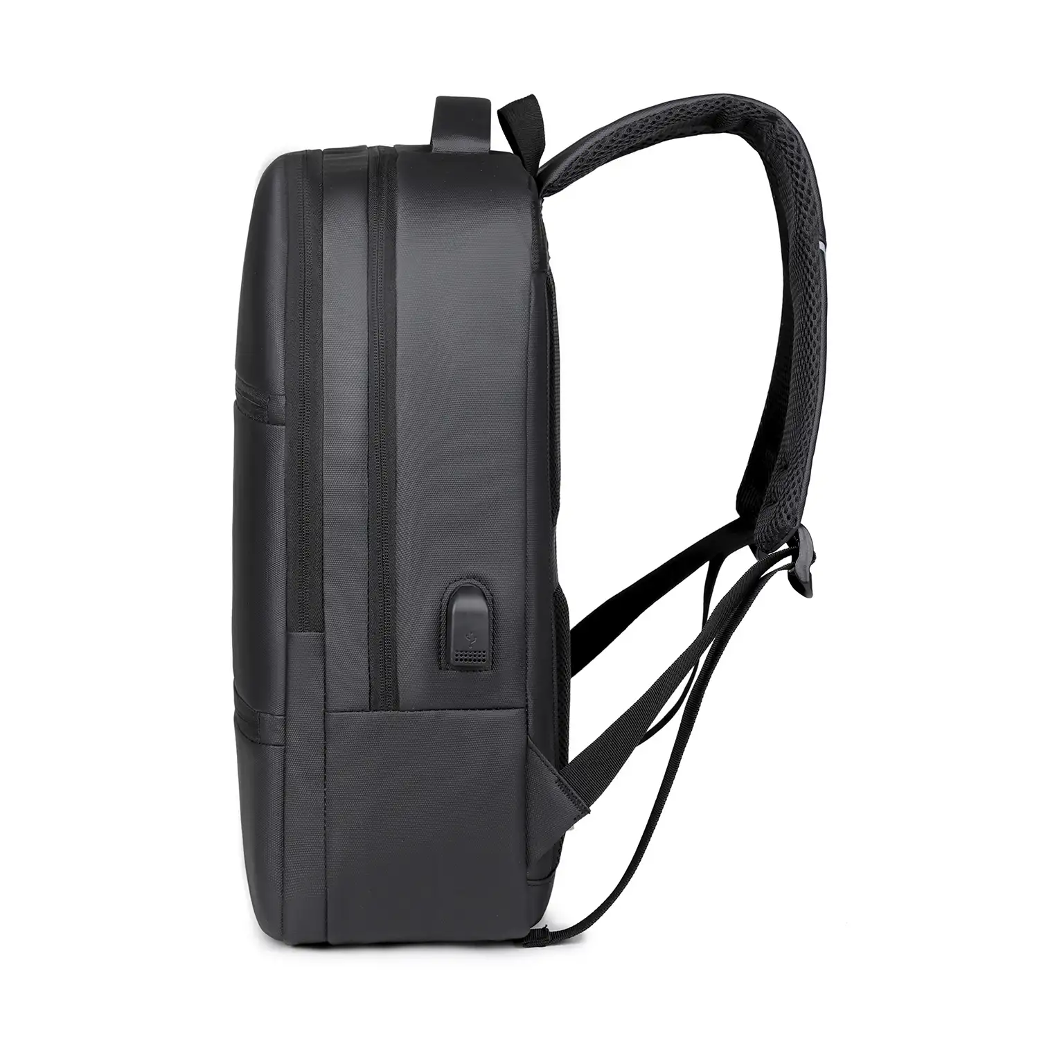 Mochila de viaje con gran resistencia, impermeable y con conexión USB. Acolchada y ventilada.