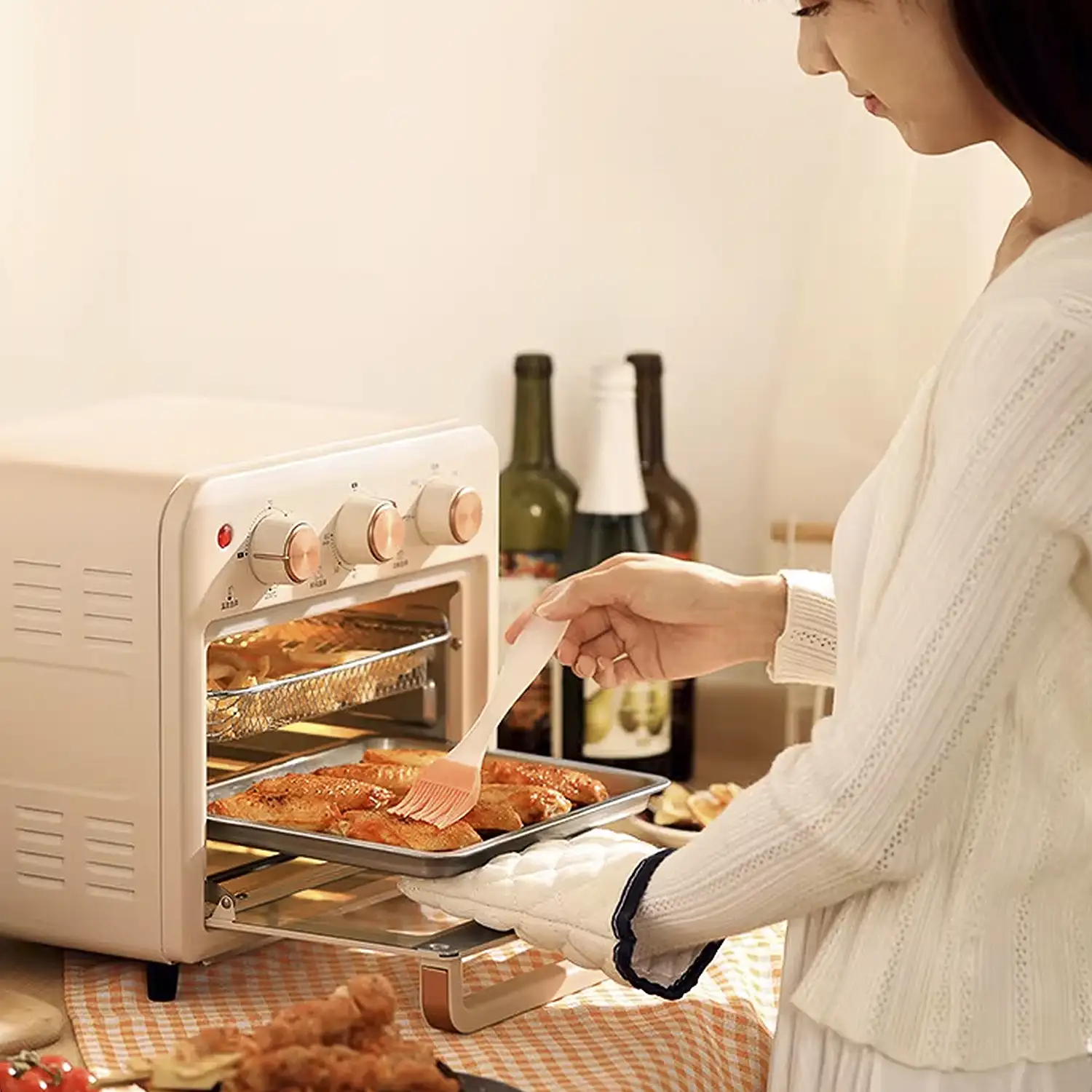 Horno freidora de aire con 15 litros de capacidad. Panel de control mecánico y 1300W de potencia.