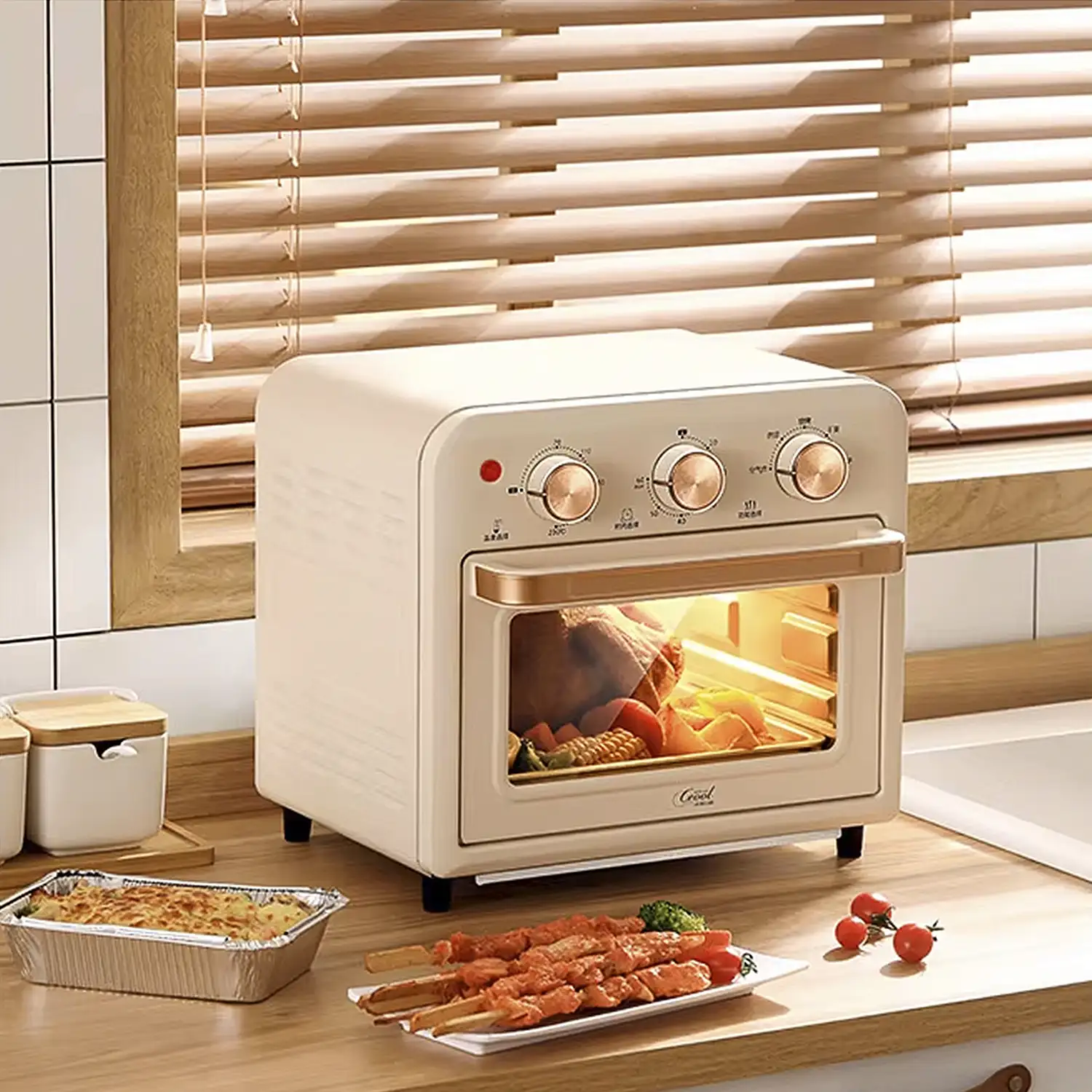 Horno freidora de aire con 15 litros de capacidad. Panel de control mecánico y 1300W de potencia.