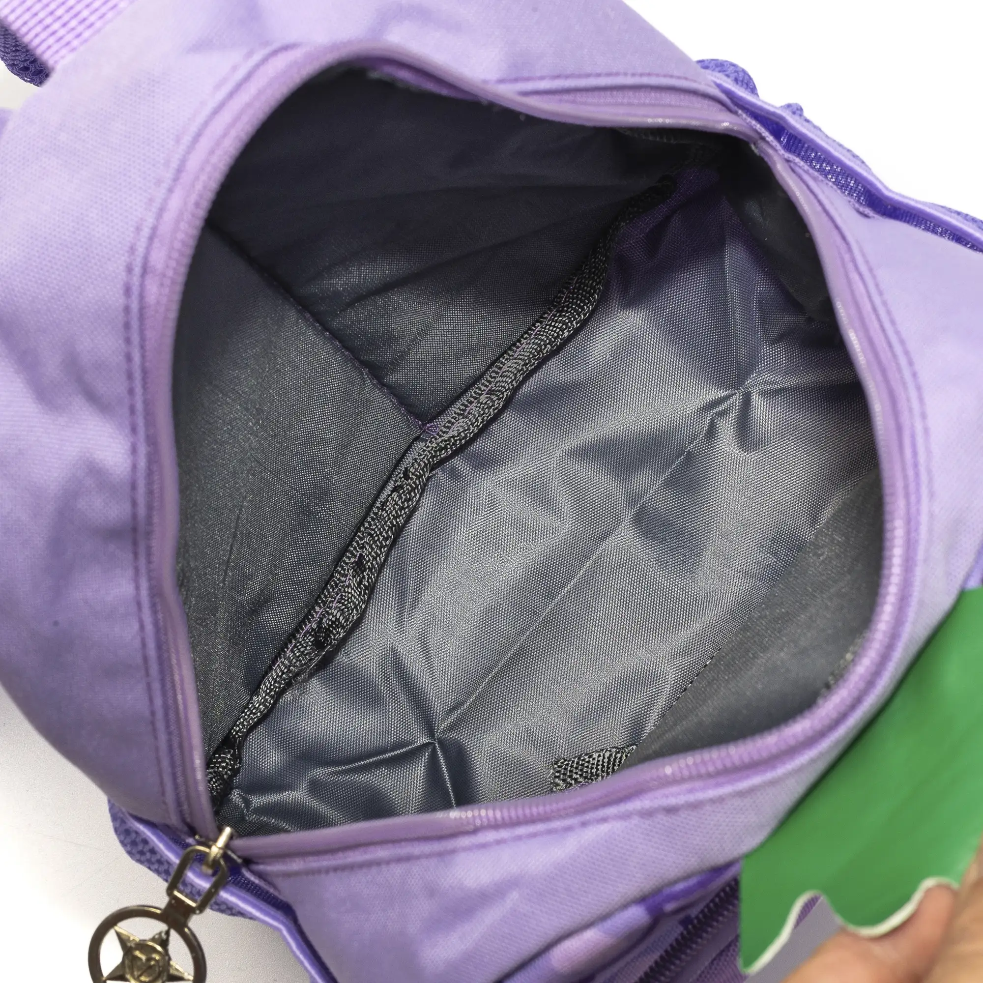 Mochila infantil con diseño de Uvas. Con hombreras acolchadas, transpirables y ajustables.