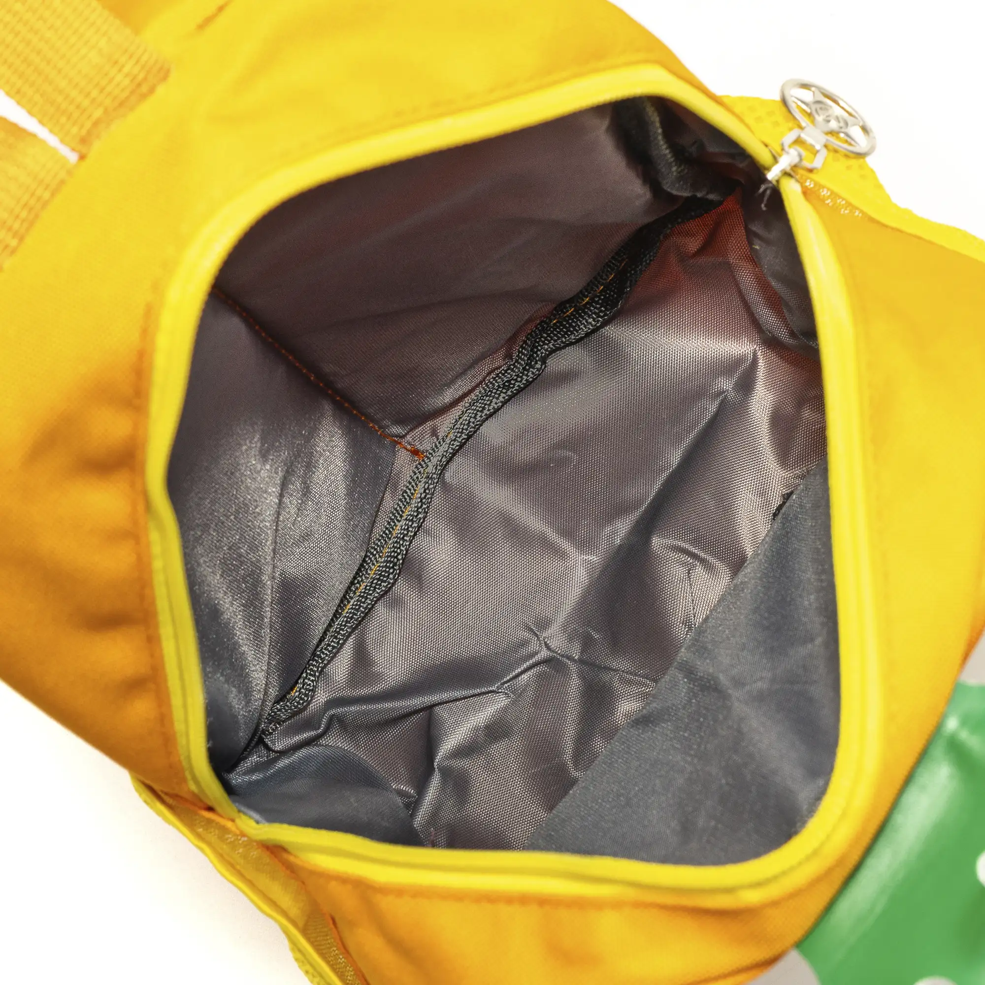 Mochila infantil con diseño de Piña. Con hombreras acolchadas, transpirables y ajustables.
