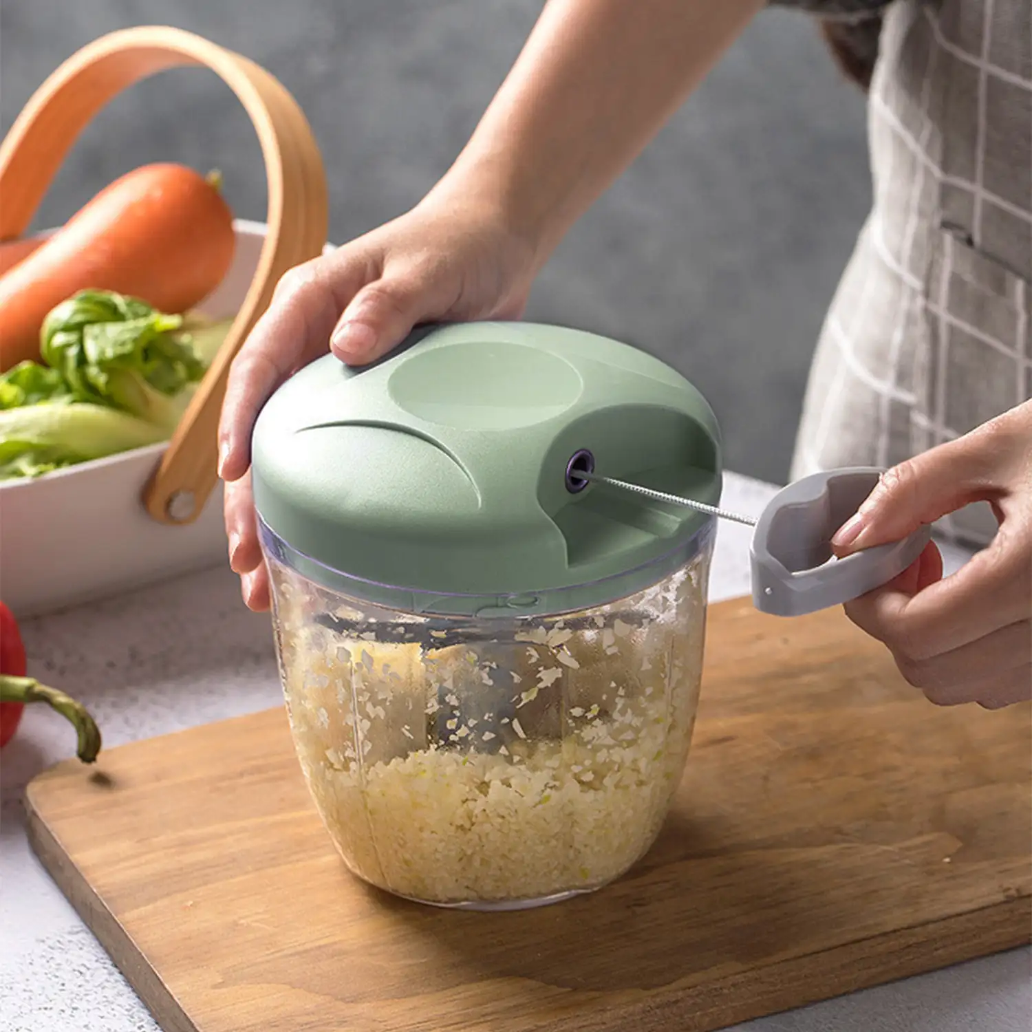 Picadora multiusos con cuchillas de acero inoxidable, corte multidireccional y 900ml de capacidad.
