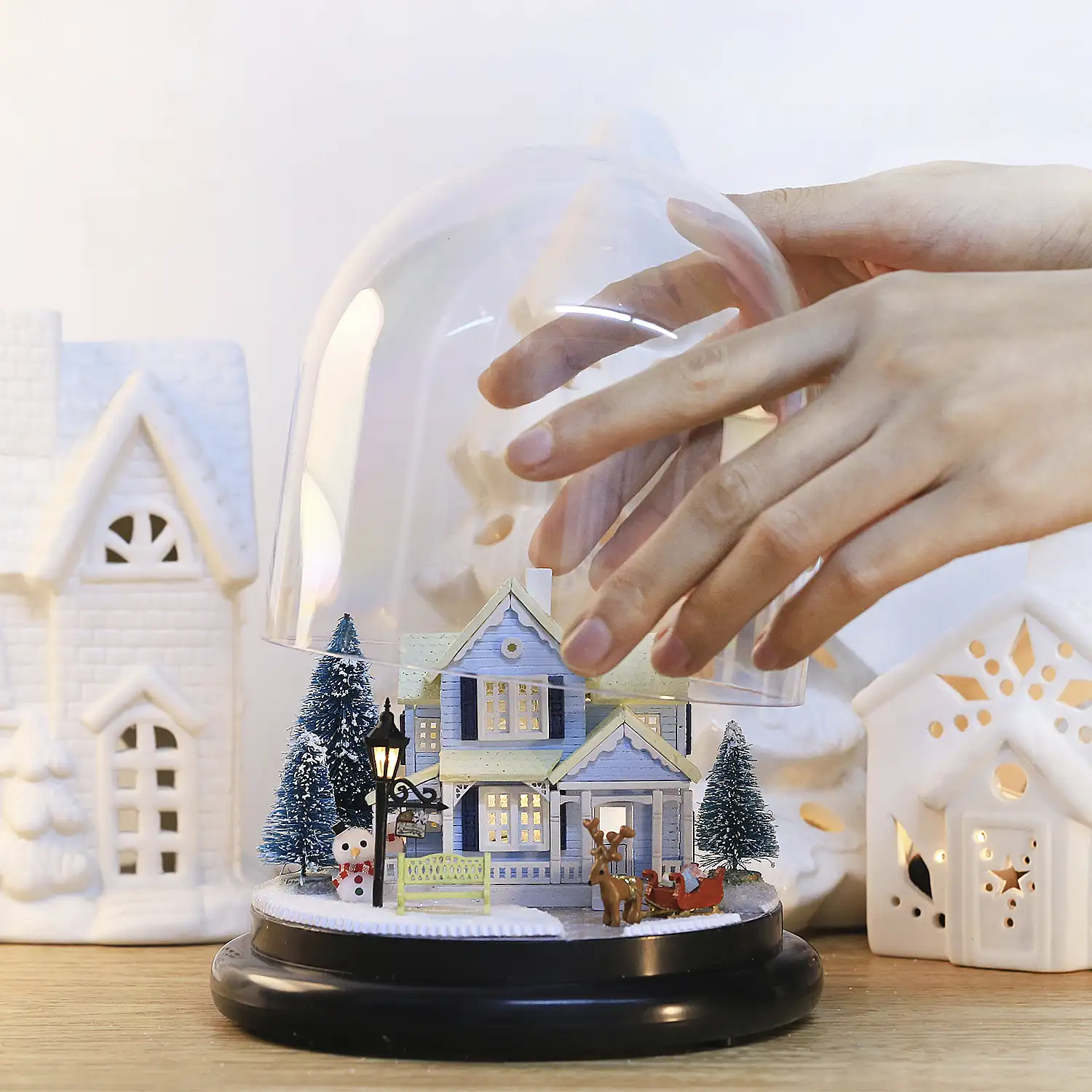 Colección Juntos Alrededor, Cuento de hadas Nórdico. Maqueta 3D realista con gran detalle, cubierta antipolvo y luces led.