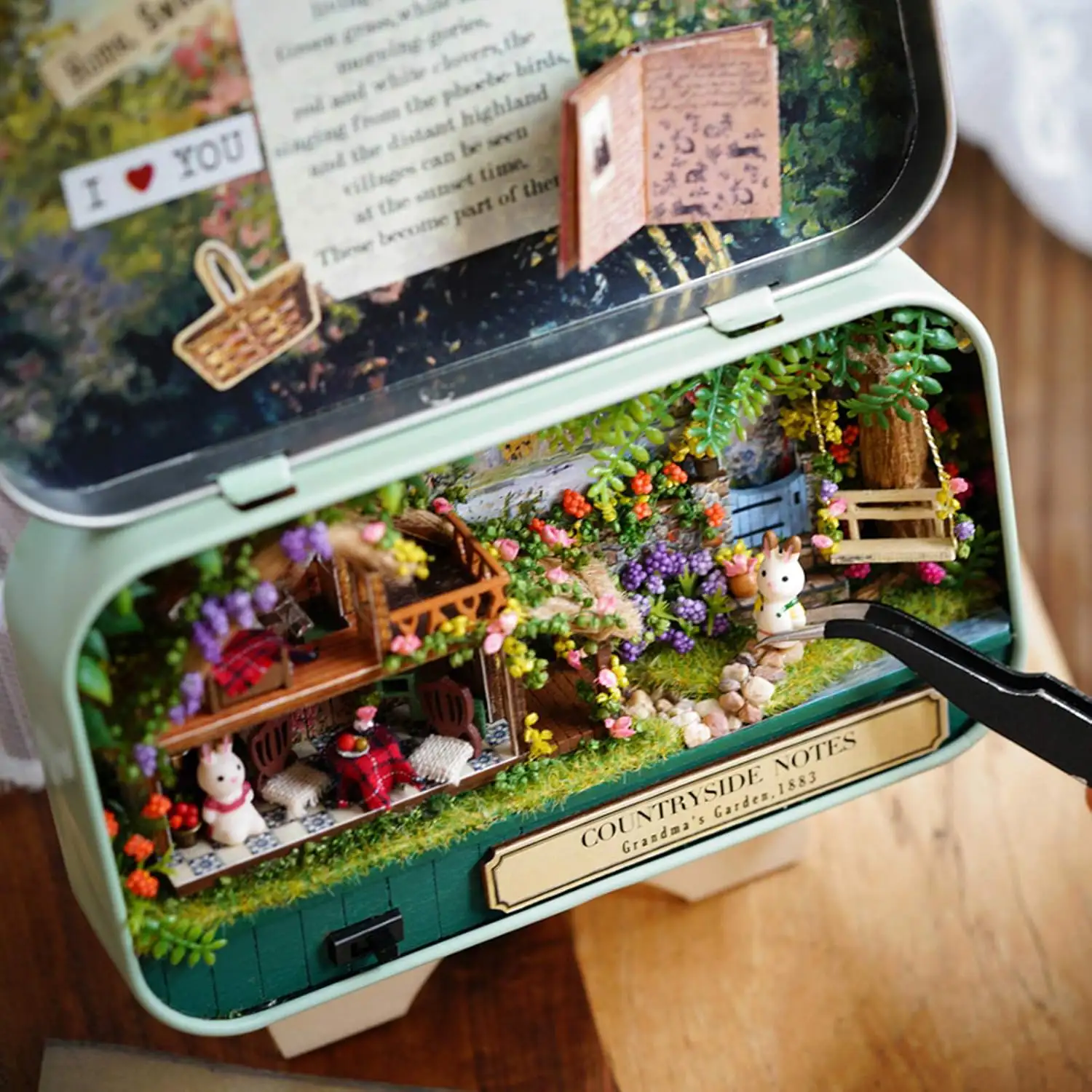 Diario del jardín. Maqueta 3D plegable, realista con gran detalle y luces led.