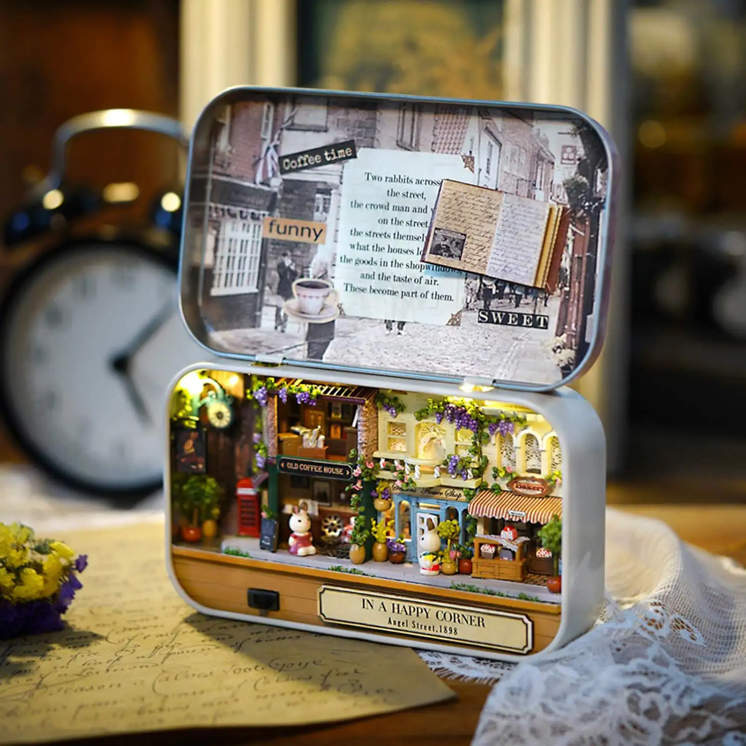 Esquina de la felicidad. Maqueta 3D plegable, realista con gran detalle y luces led.