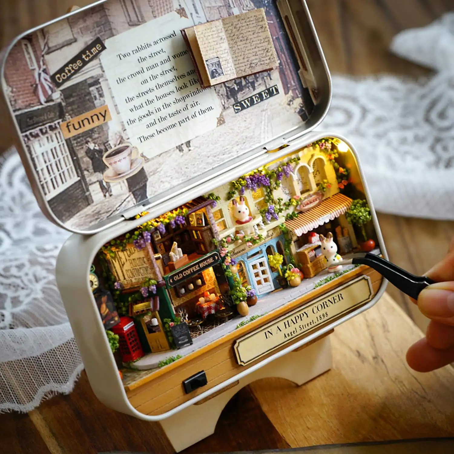 Esquina de la felicidad. Maqueta 3D plegable, realista con gran detalle y luces led.