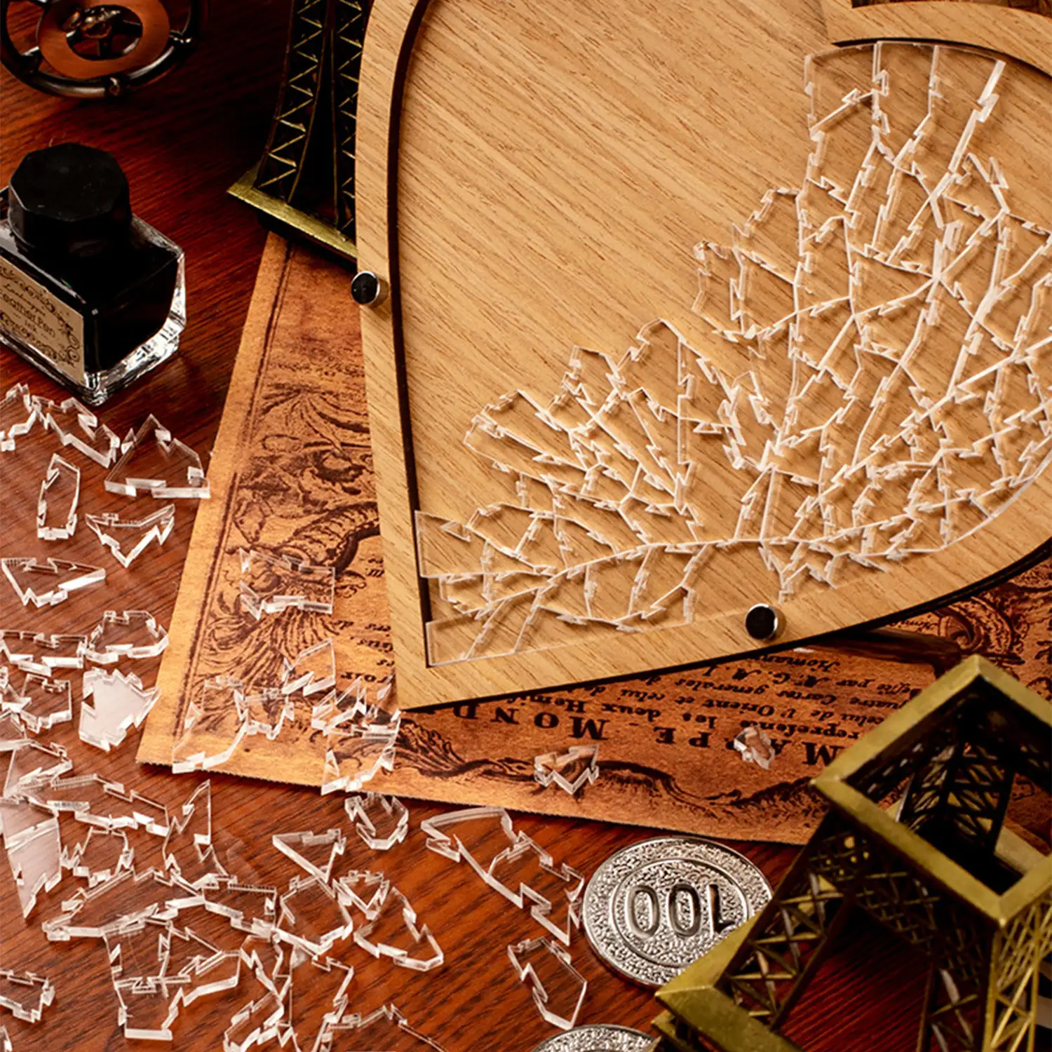 Puzle y marco de madera con 169 piezas de acrílico. Diseño Puzle imposible, Corazón.