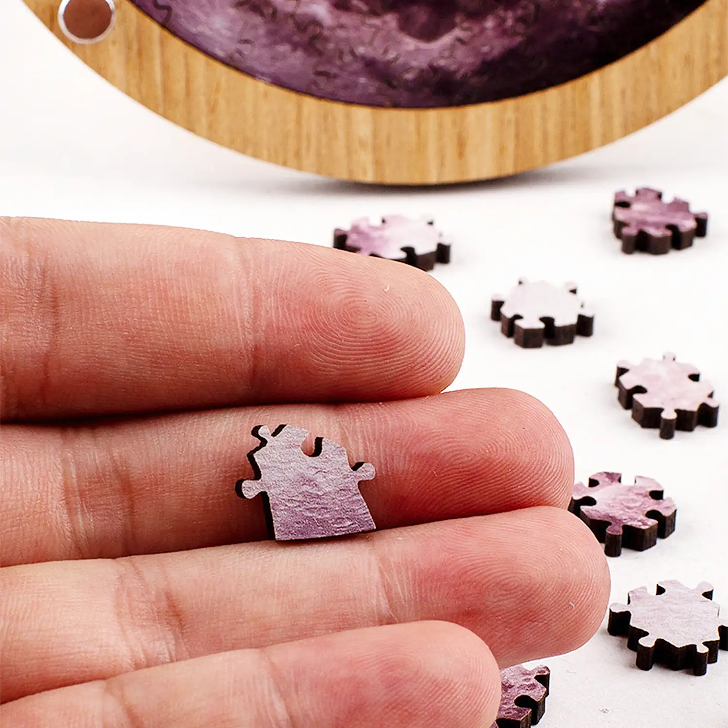 Puzle y marco de madera con 110 piezas. Diseño Luna.