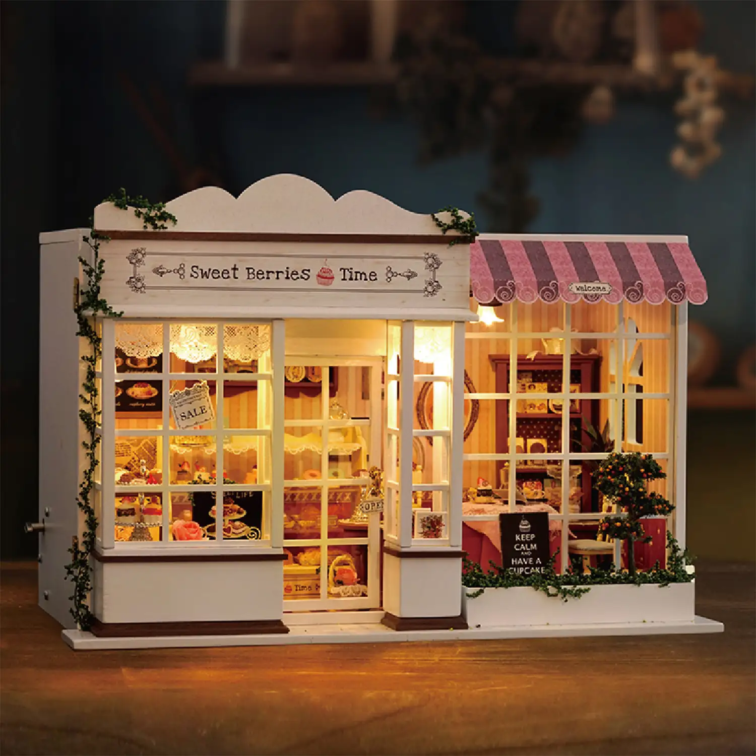 Tienda de dulces Tiempo de Bayas. Maqueta 3D realista con gran detalle y luces led.