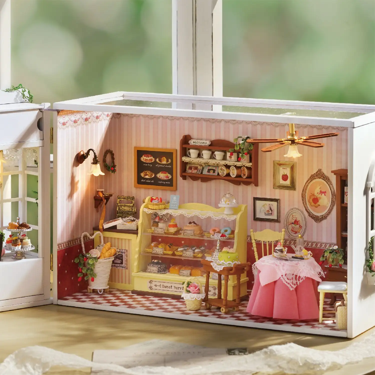 Tienda de dulces Tiempo de Bayas. Maqueta 3D realista con gran detalle y luces led.