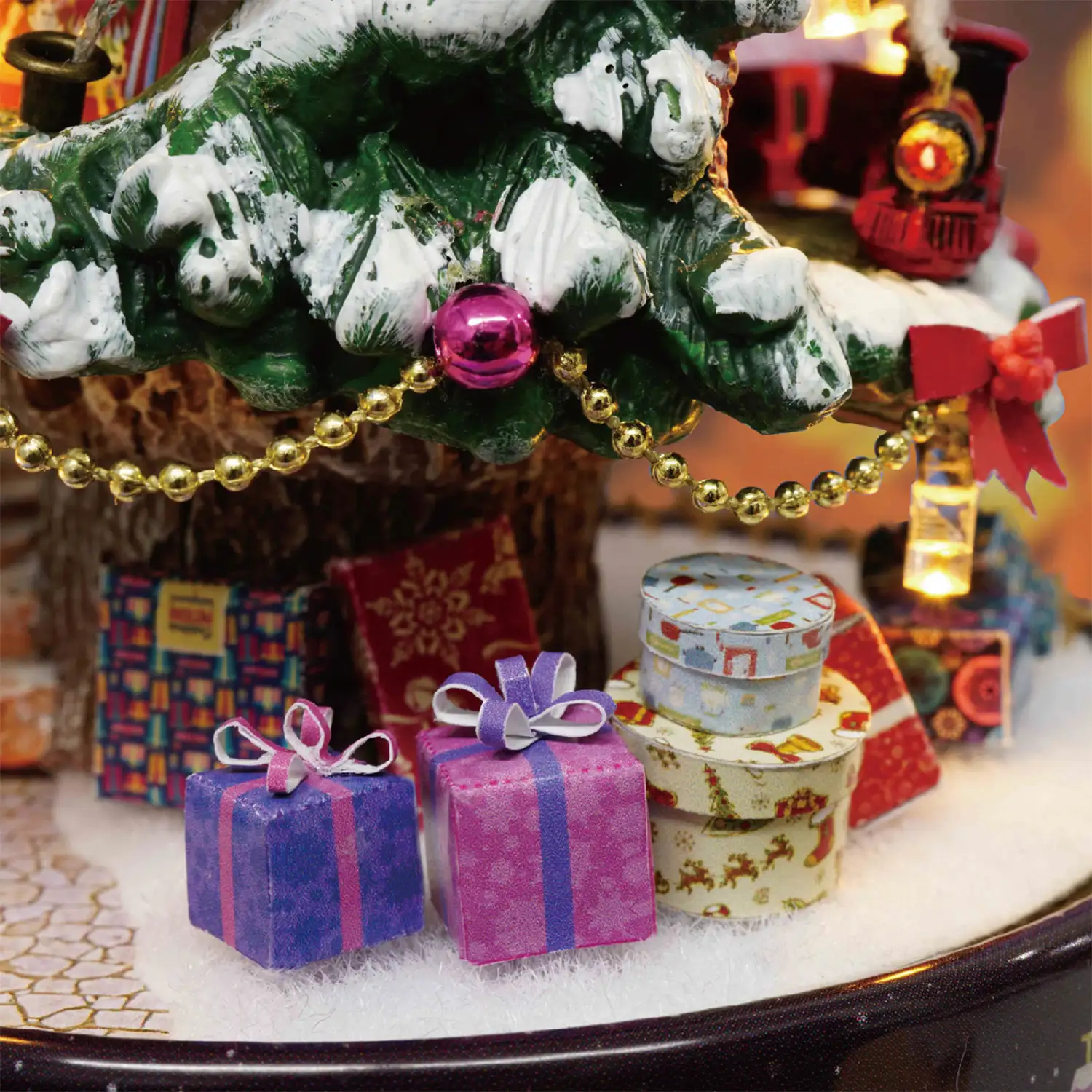 Paraíso de nieve. Maqueta 3D realista con gran detalle, cubierta antipolvo, luces led y base giratoria con música.