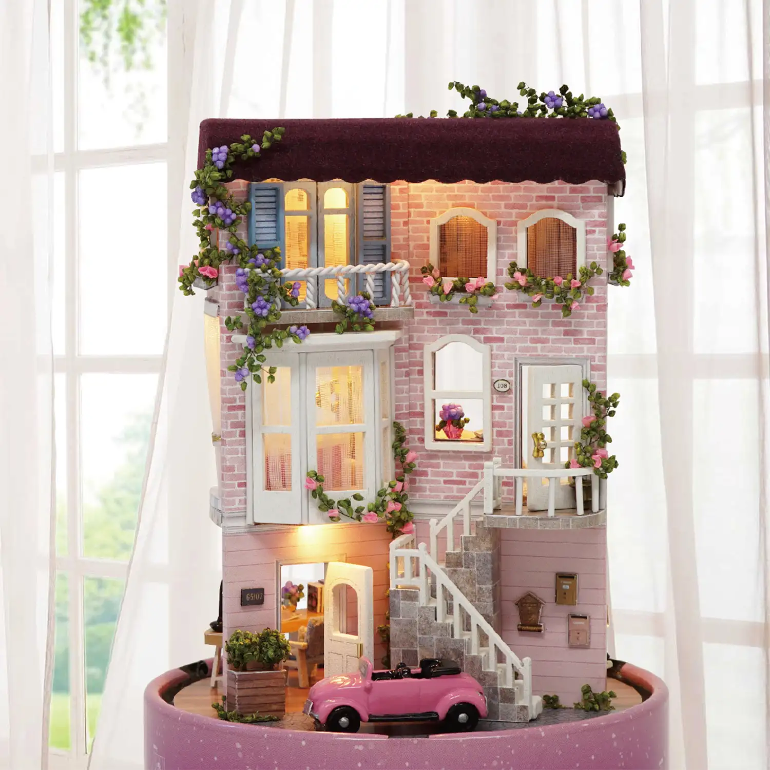 Encontrando Hogar. Maqueta 3D realista con gran detalle, cubierta antipolvo, luces led y base giratoria con música.