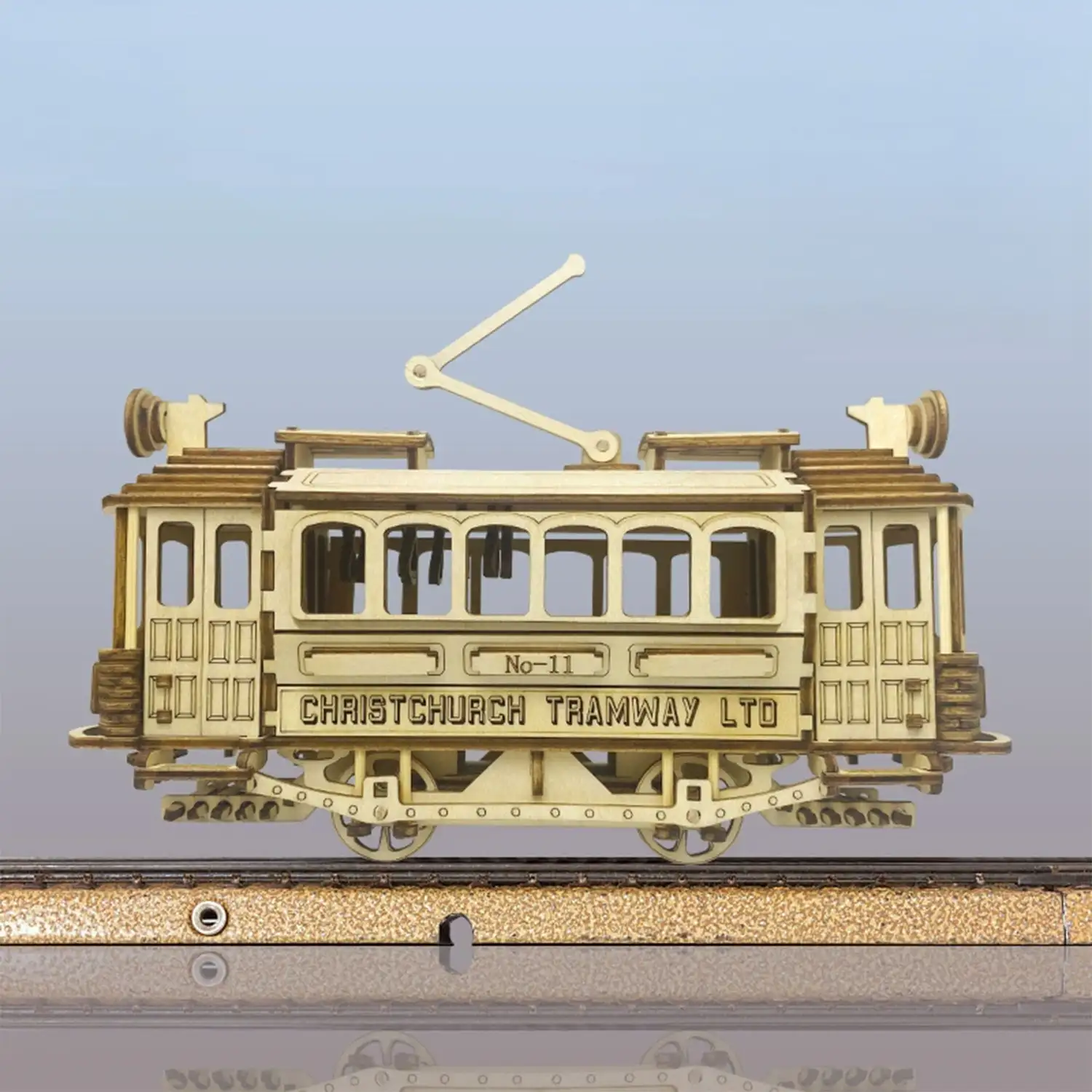 Maqueta de Madera 3D, con movimiento mecánico diseño de Tranvía Antiguo. 179 piezas.