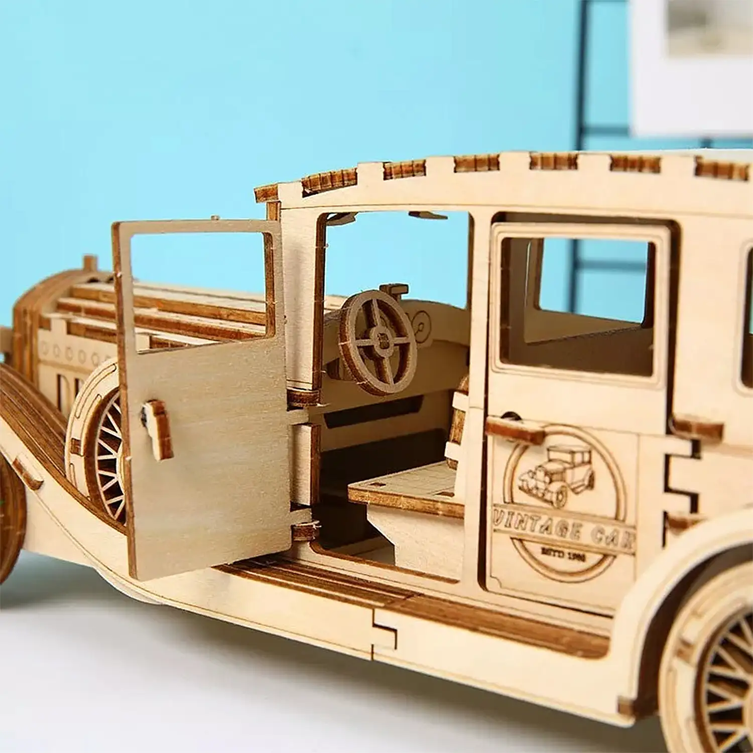 Maqueta de Madera 3D, diseño de Coche antiguo con movimiento mecánico. 187 piezas.