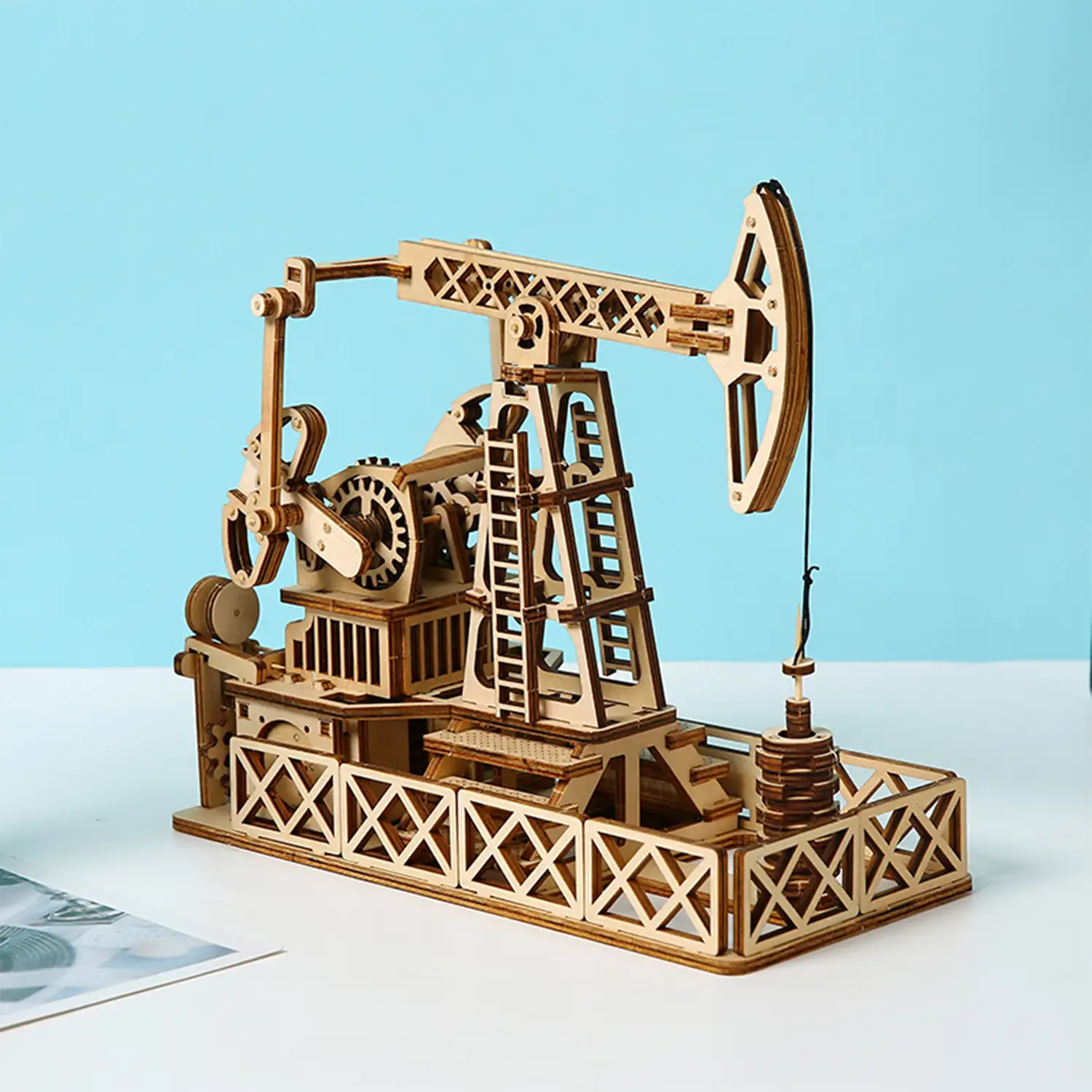 Maqueta de Madera 3D, diseño de Pozo petrolífero con movimiento mecánico. 186 piezas.