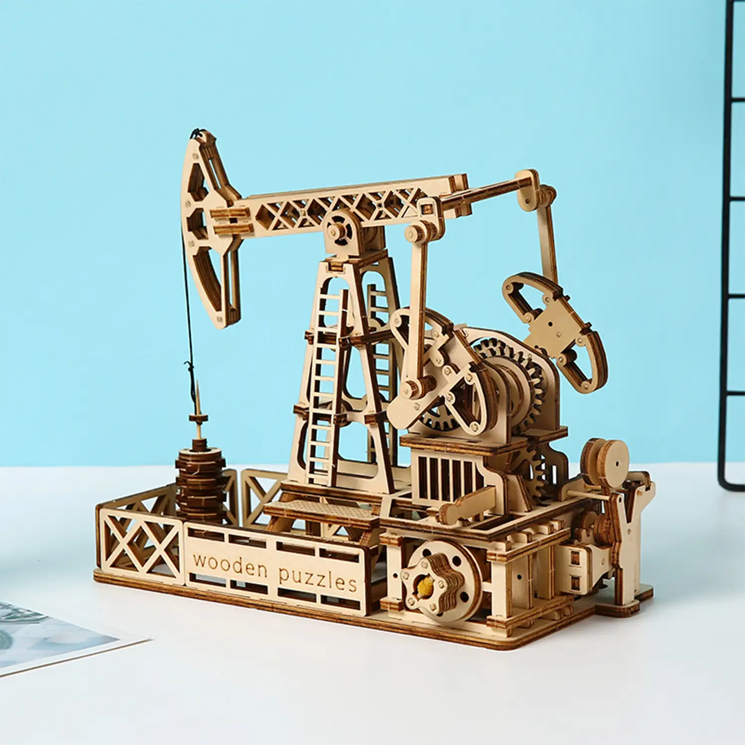 Maqueta de Madera 3D, diseño de Pozo petrolífero con movimiento mecánico. 186 piezas.