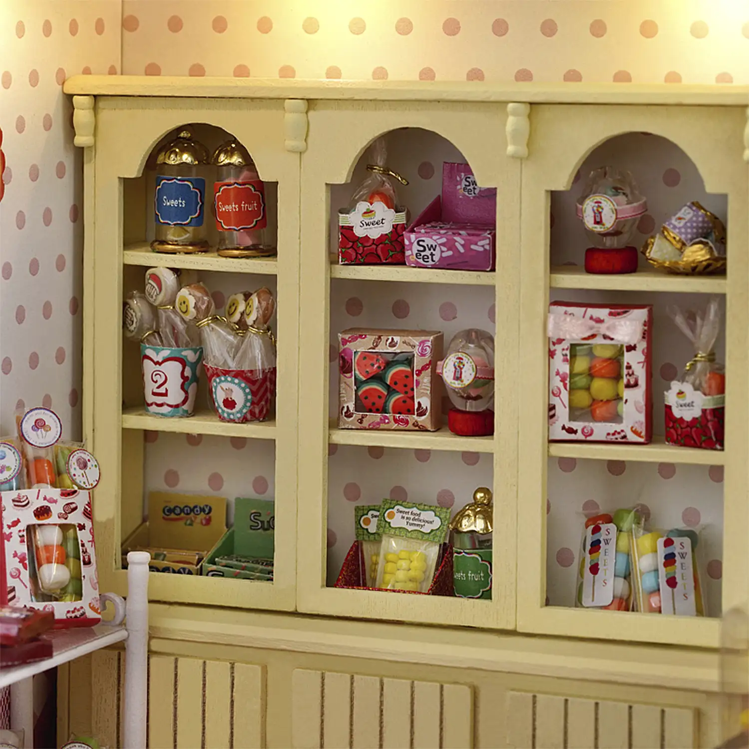 Tienda de dulces. Maqueta 3D con diseño de panel de puerta abierta, realista con gran detalle, cubierta antipolvo y luces led.