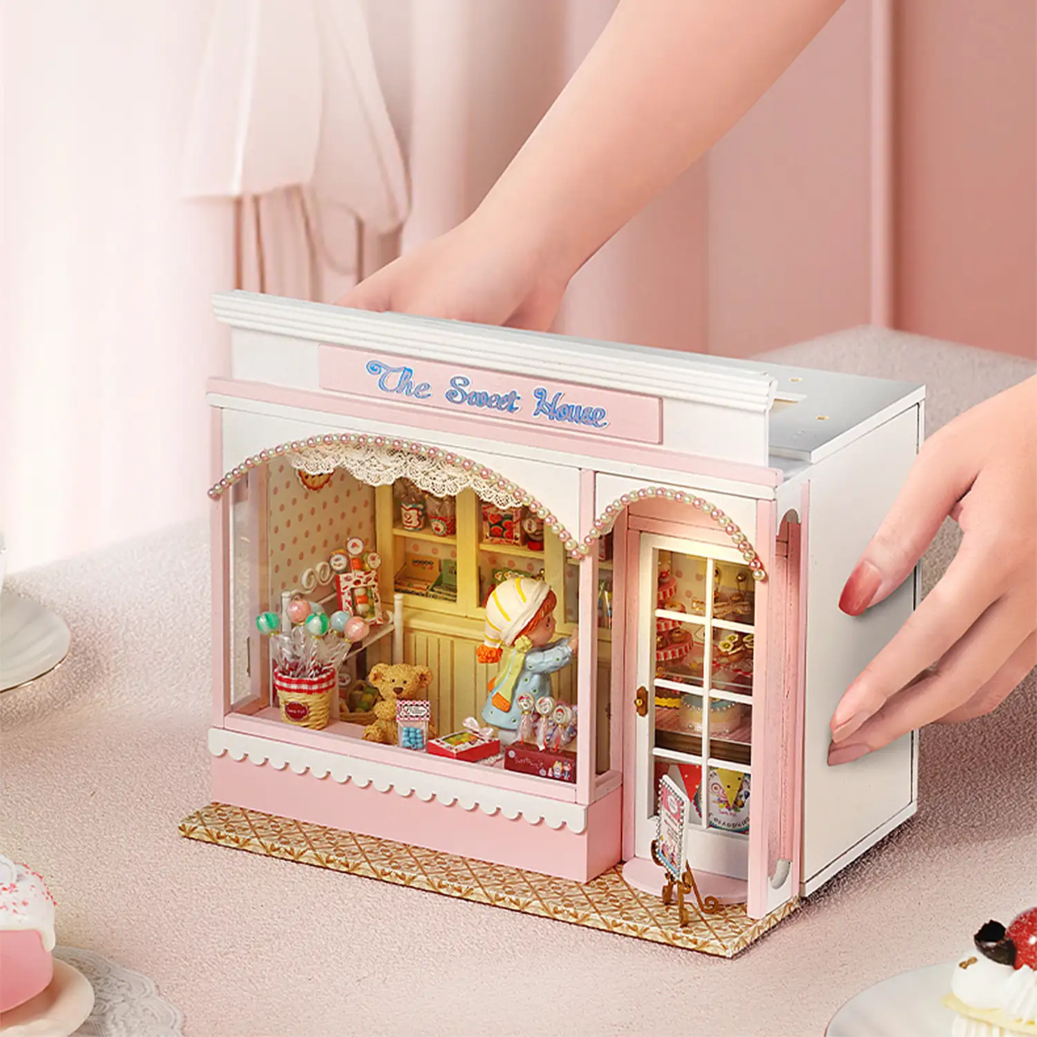 Tienda de dulces. Maqueta 3D con diseño de panel de puerta abierta, realista con gran detalle, cubierta antipolvo y luces led.